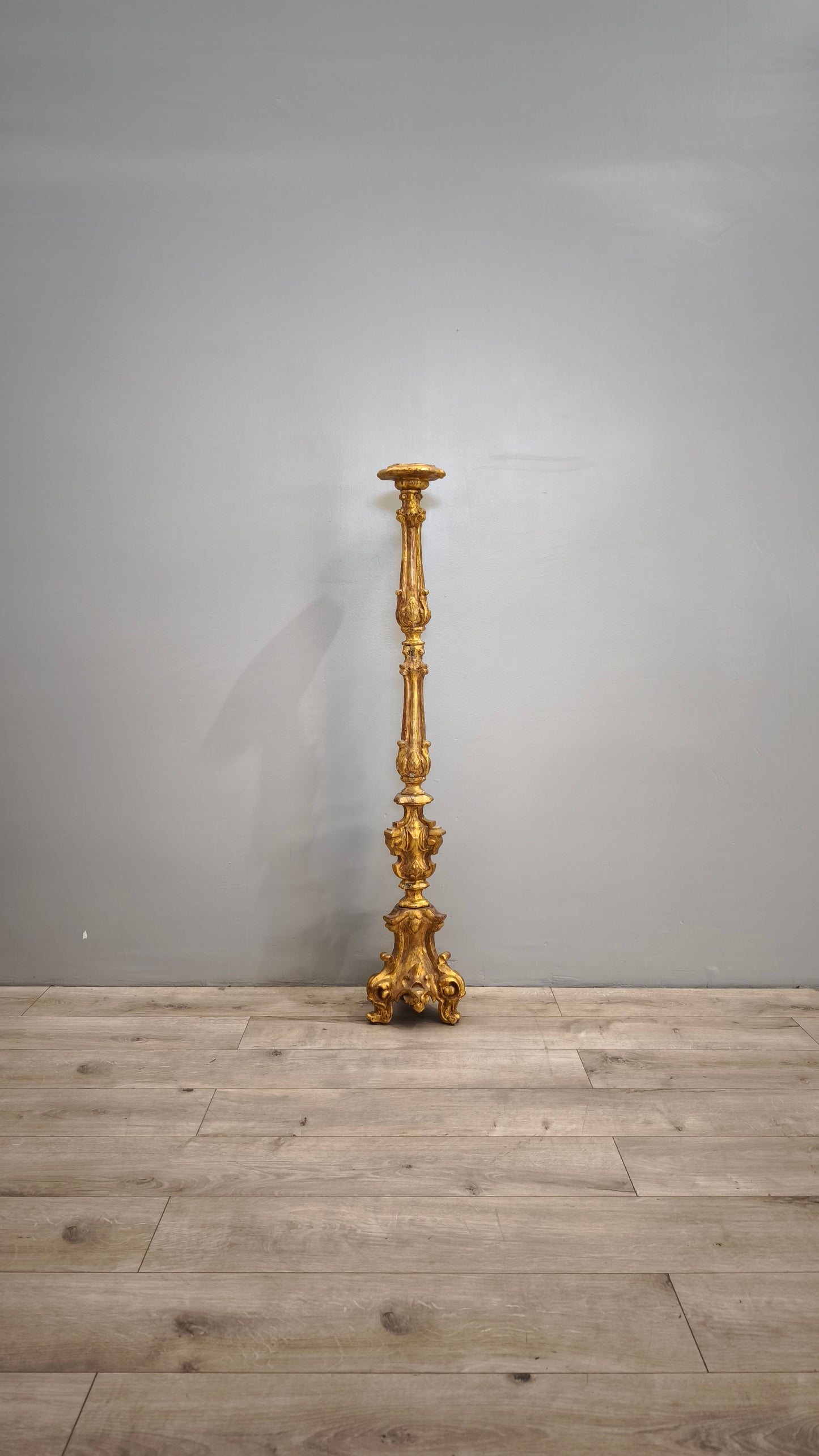 84779 Candeliere in legno dorato intagliato