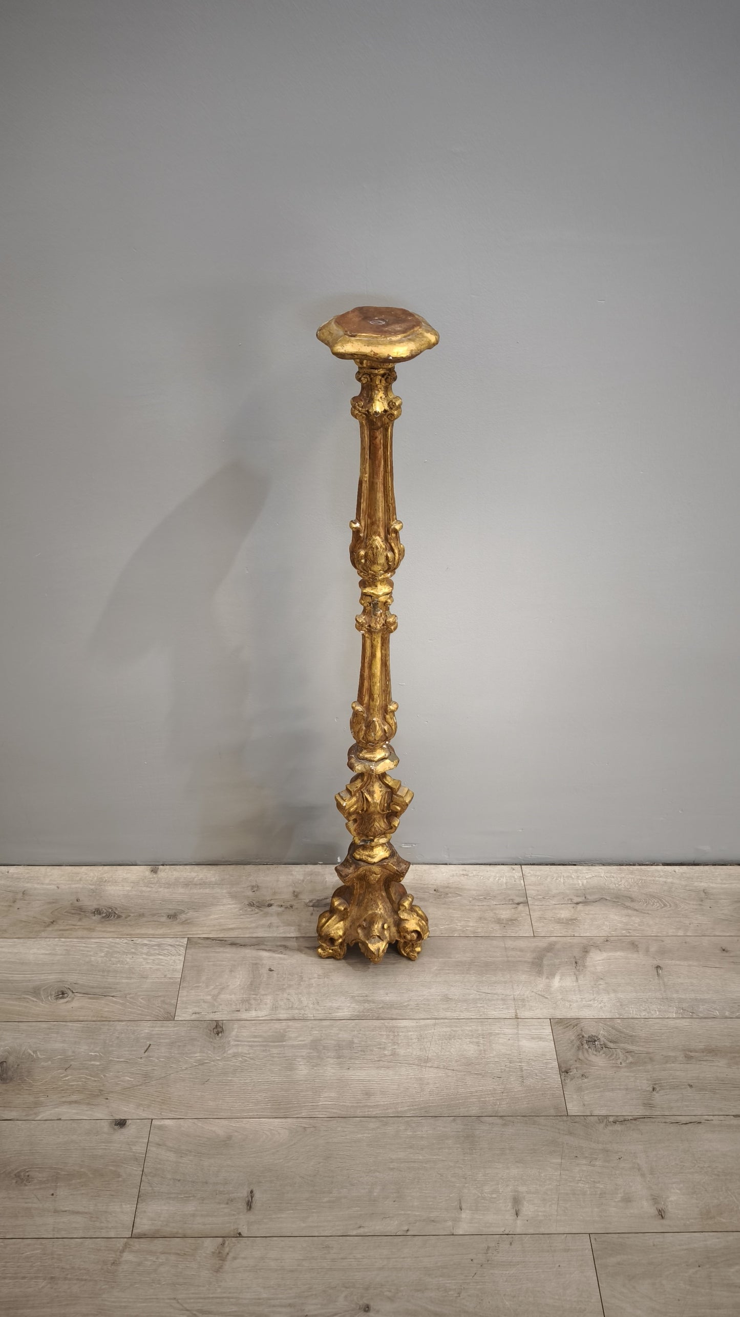 84779 Candeliere in legno dorato intagliato