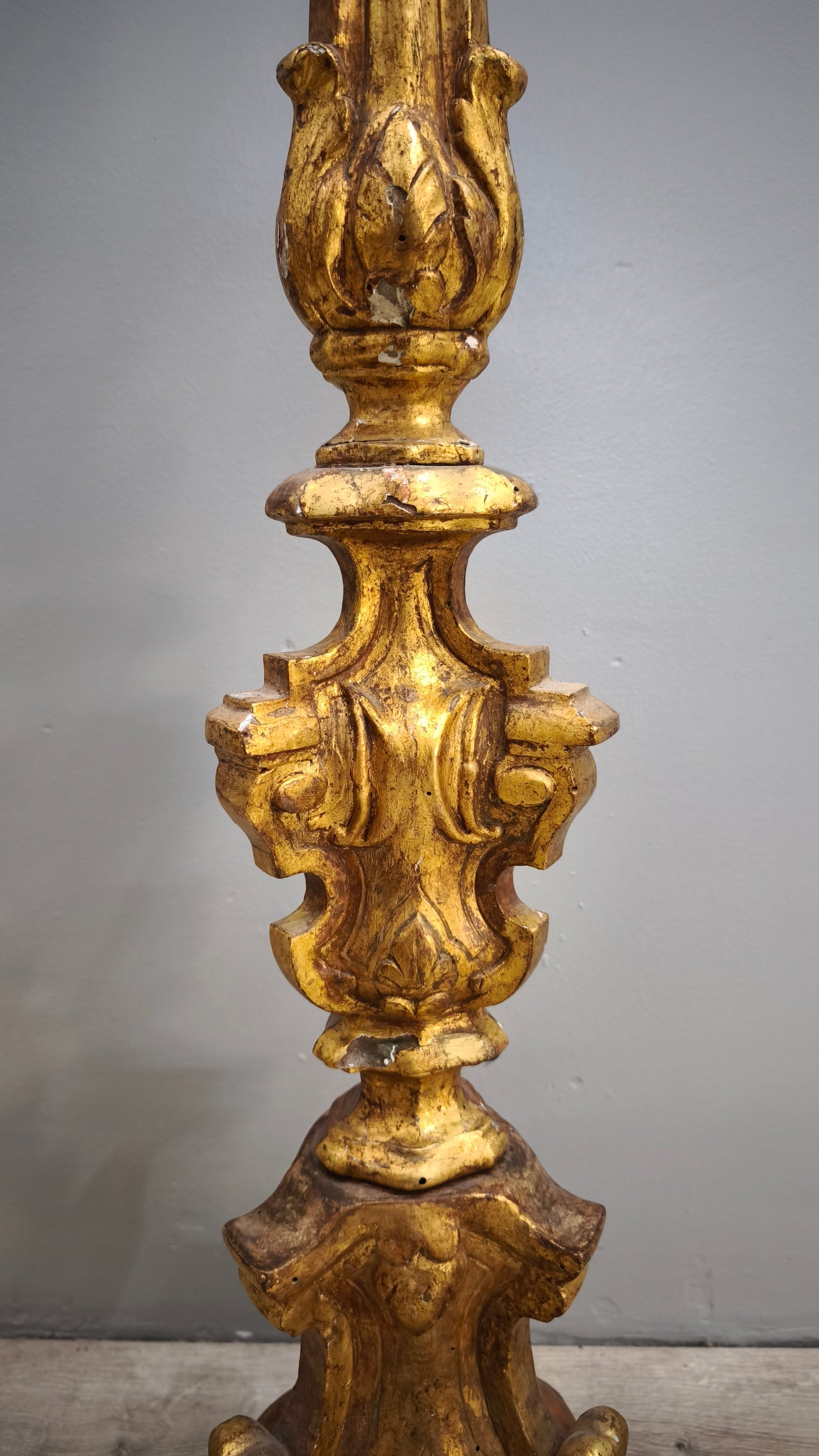 84779 Candeliere in legno dorato intagliato