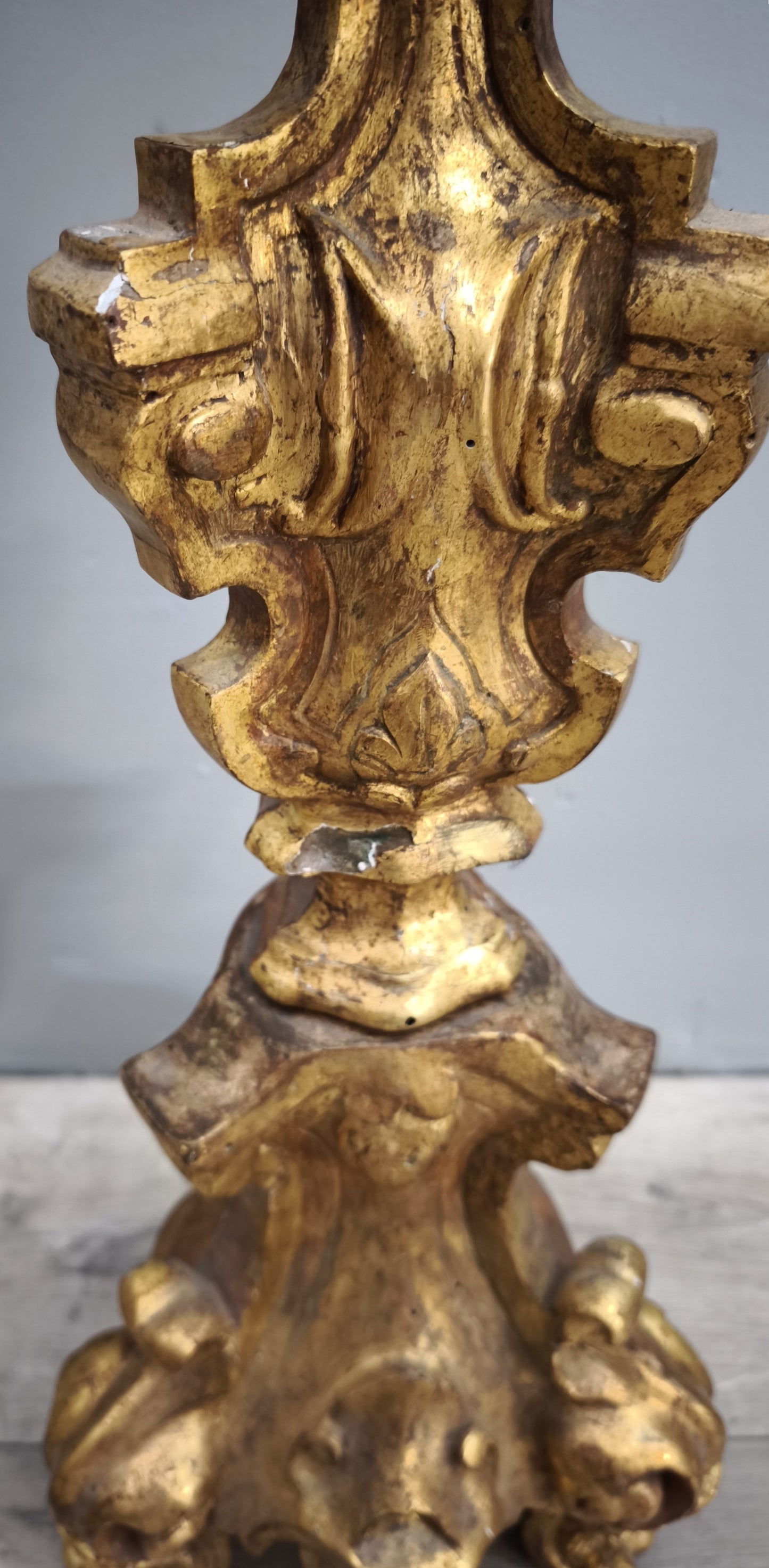 84779 Candeliere in legno dorato intagliato