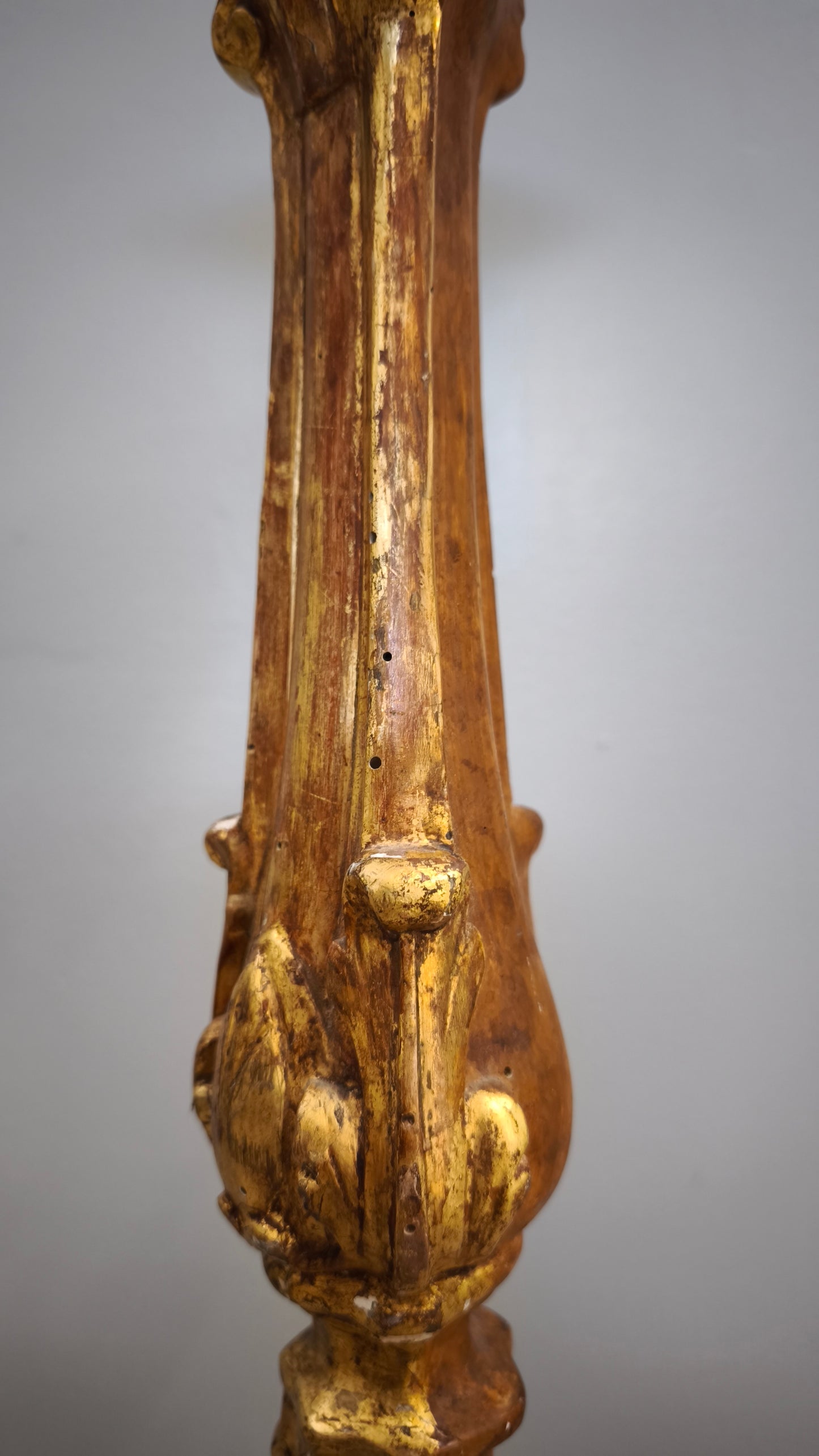 84779 Candeliere in legno dorato intagliato