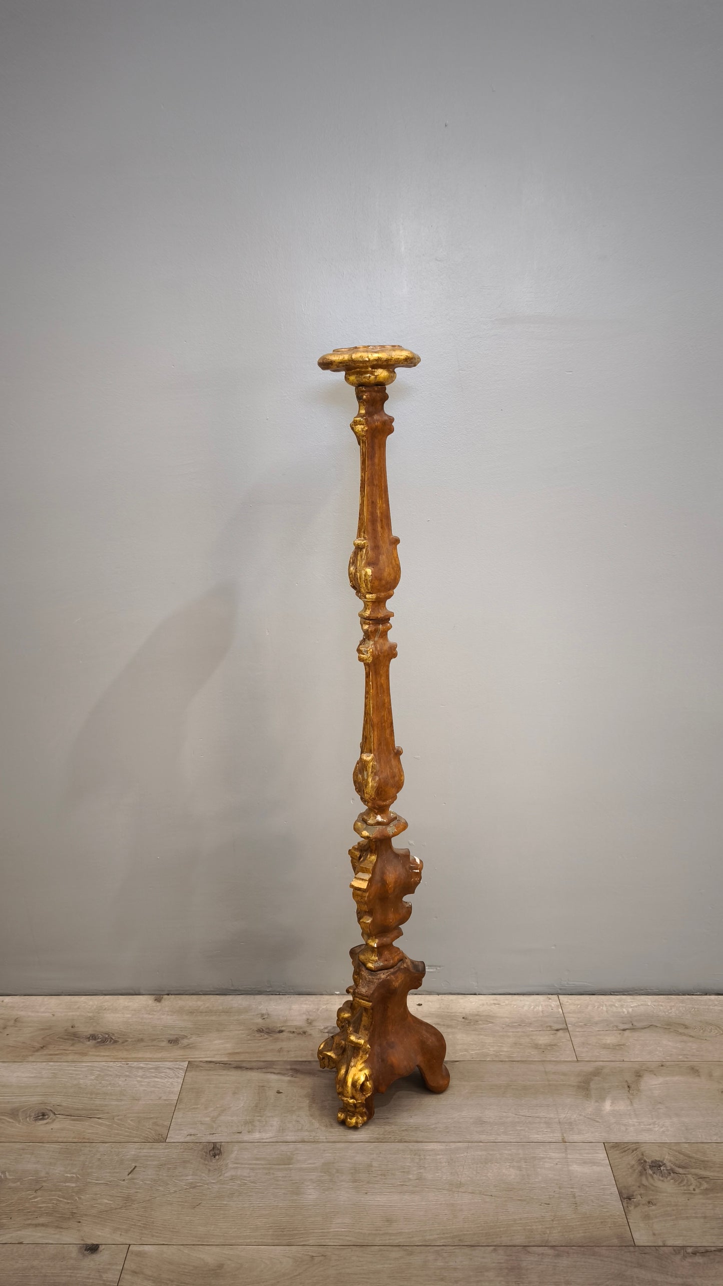 84779 Candeliere in legno dorato intagliato