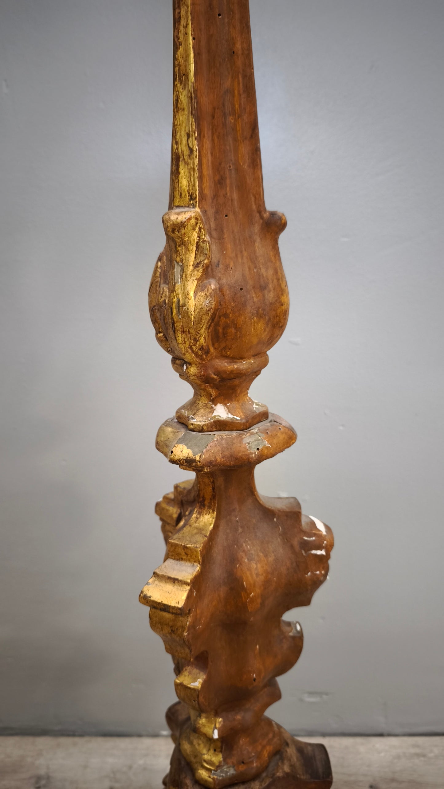 84779 Candeliere in legno dorato intagliato