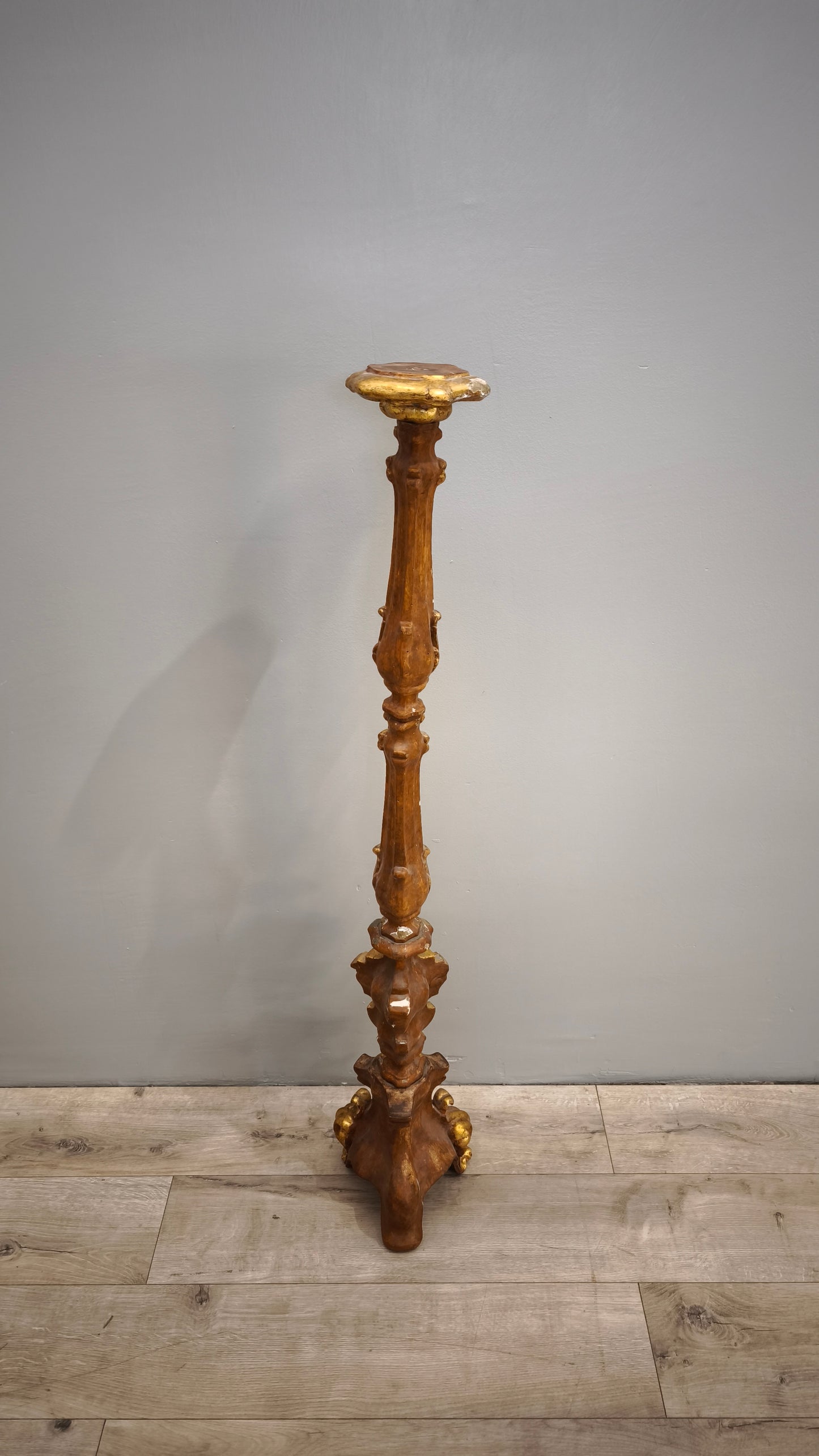 84779 Candeliere in legno dorato intagliato