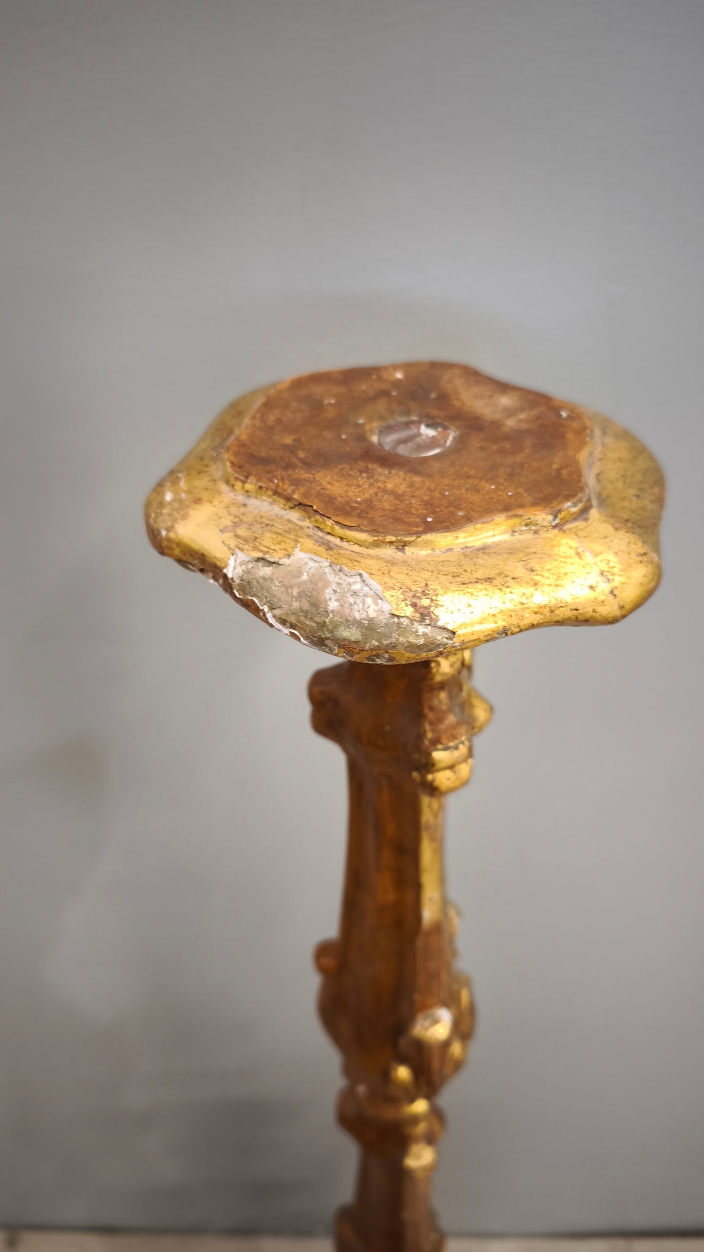 84779 Candeliere in legno dorato intagliato