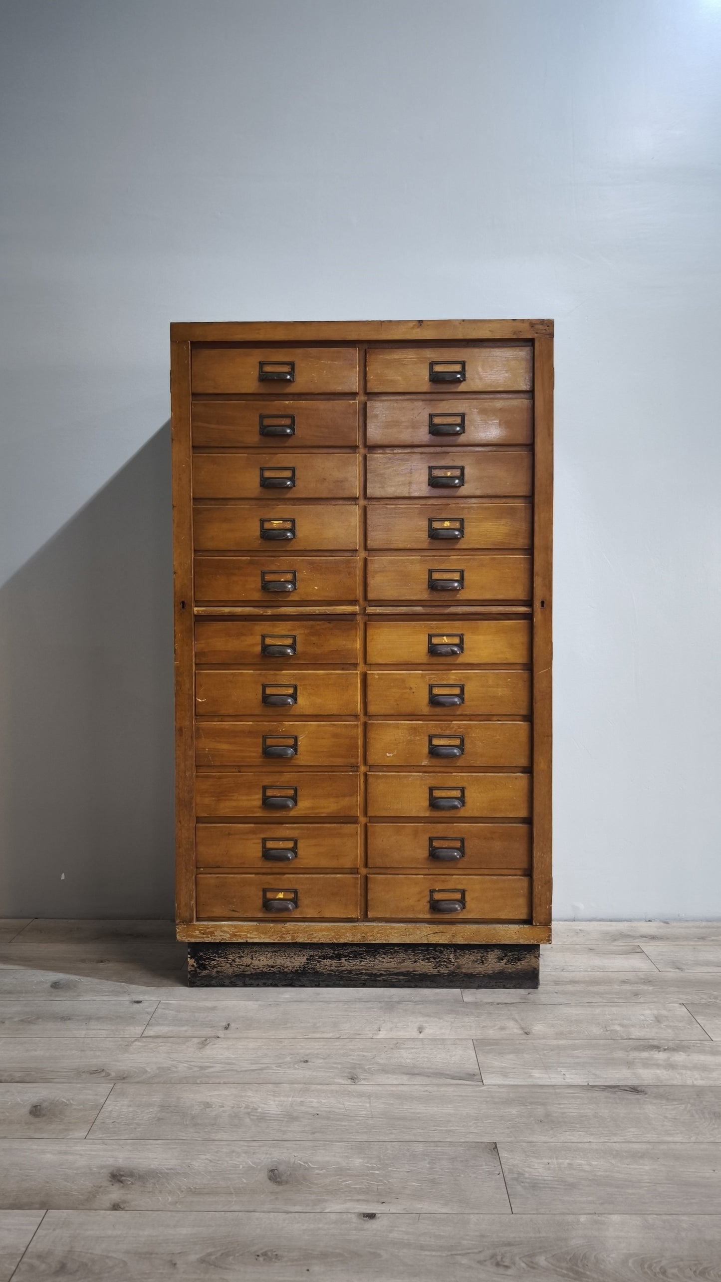 84845 Mobile archivio in legno massello