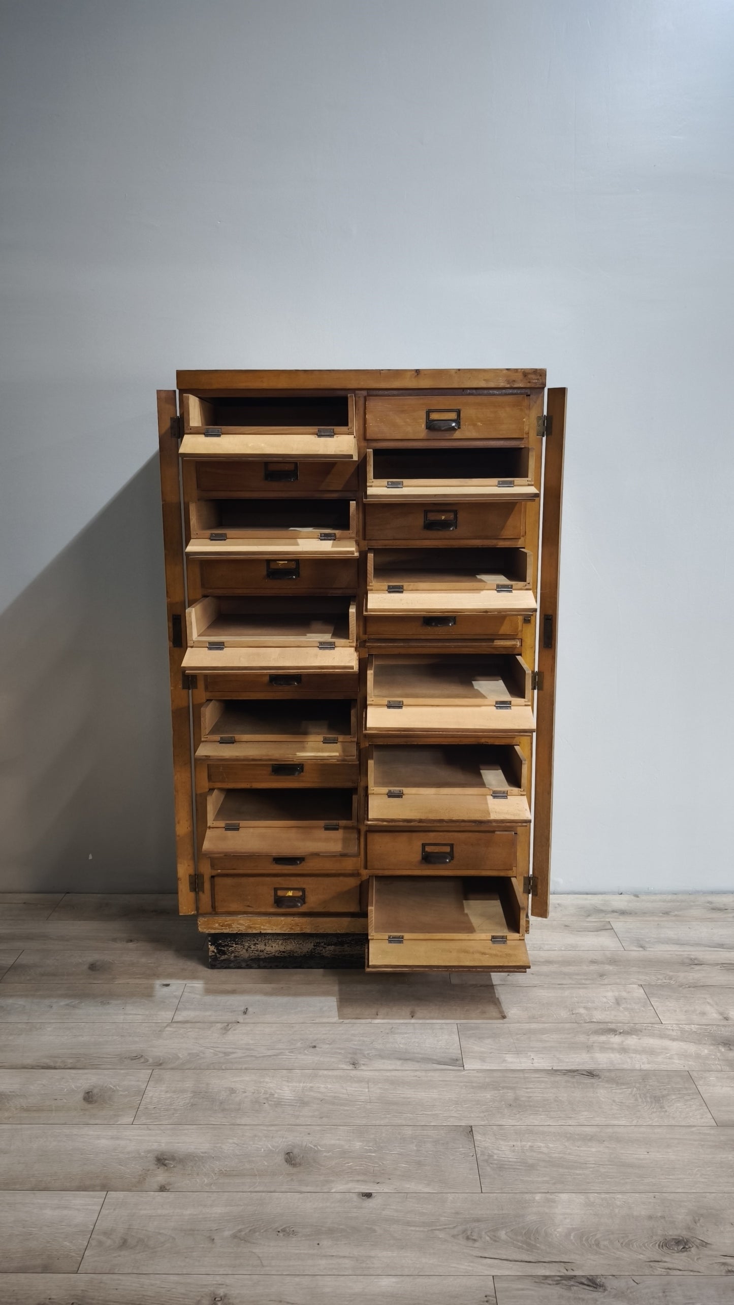 84845 Mobile archivio in legno massello