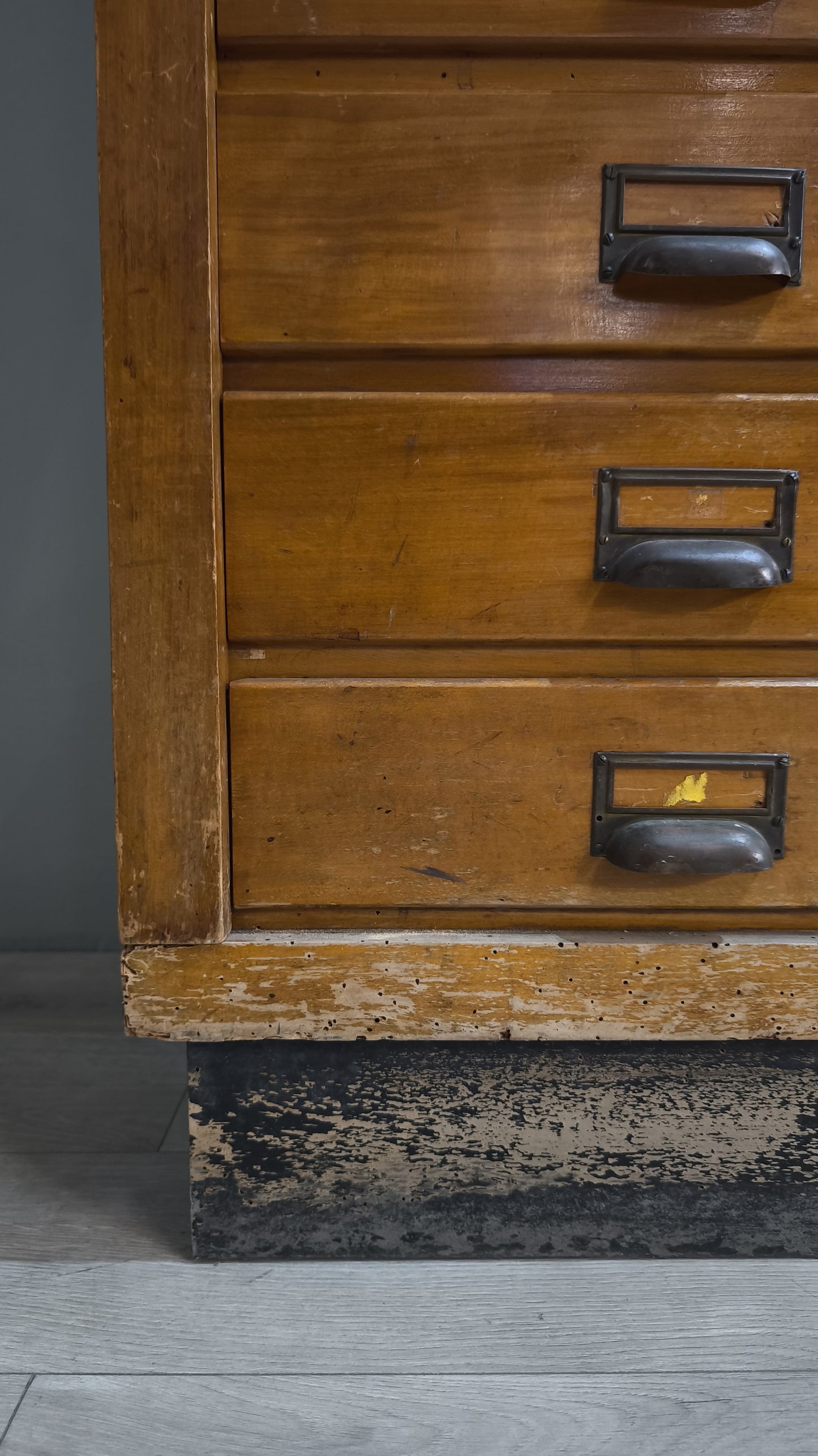 84845 Mobile archivio in legno massello
