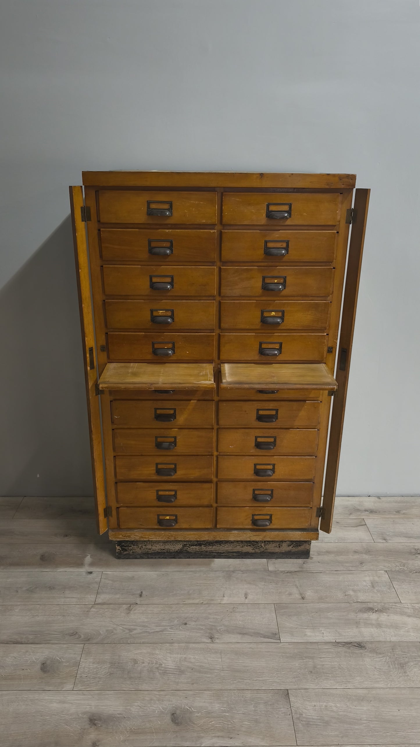 84845 Mobile archivio in legno massello