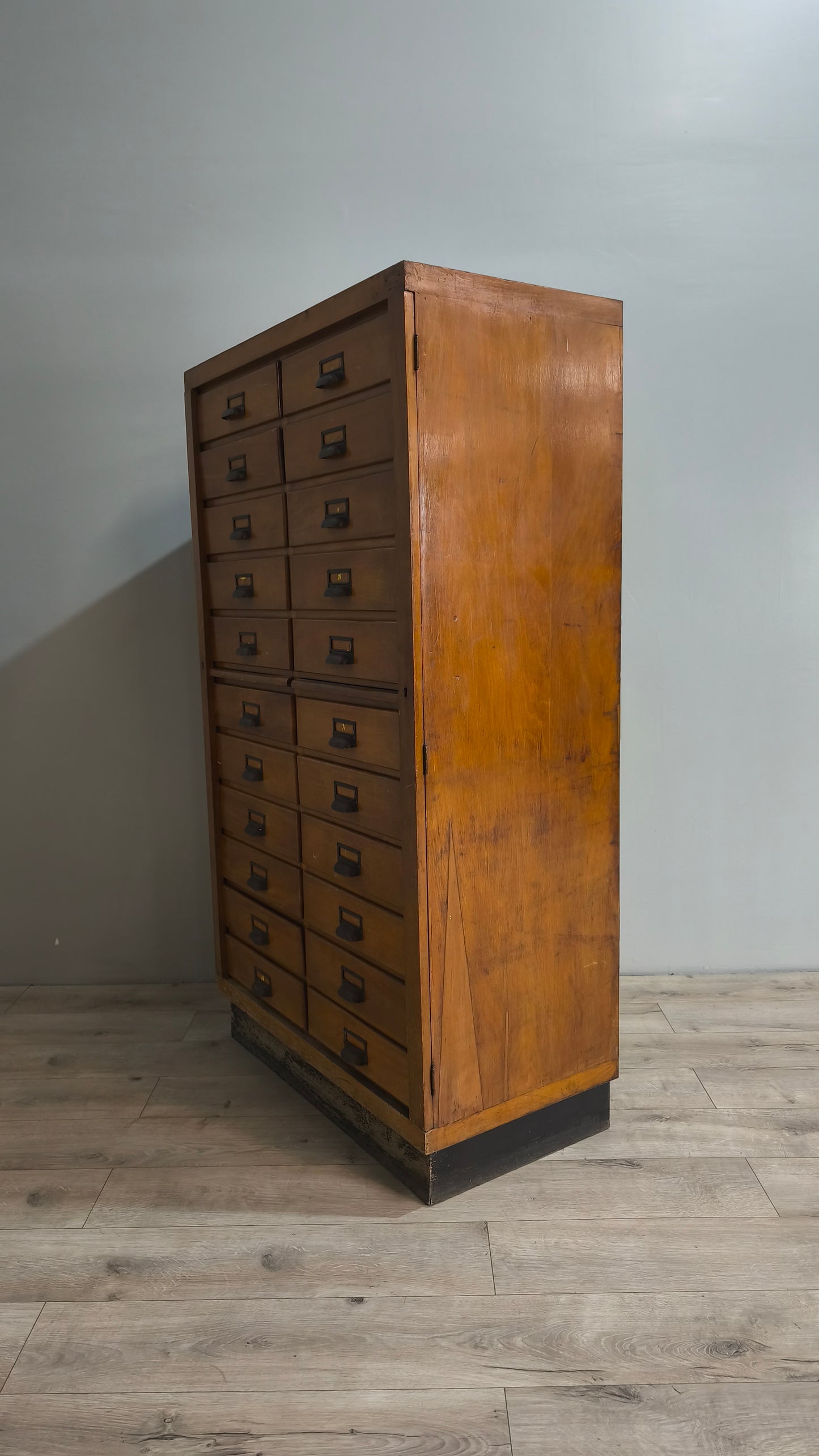 84845 Mobile archivio in legno massello