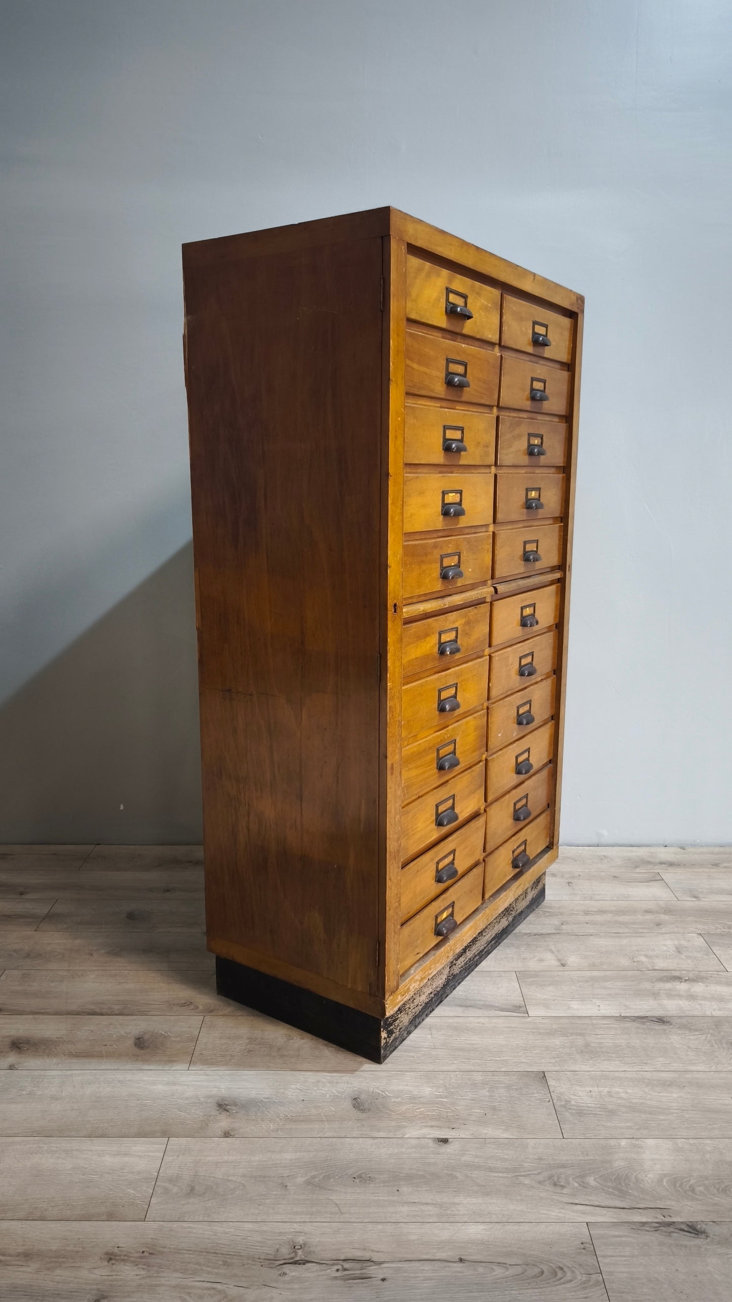 84845 Mobile archivio in legno massello