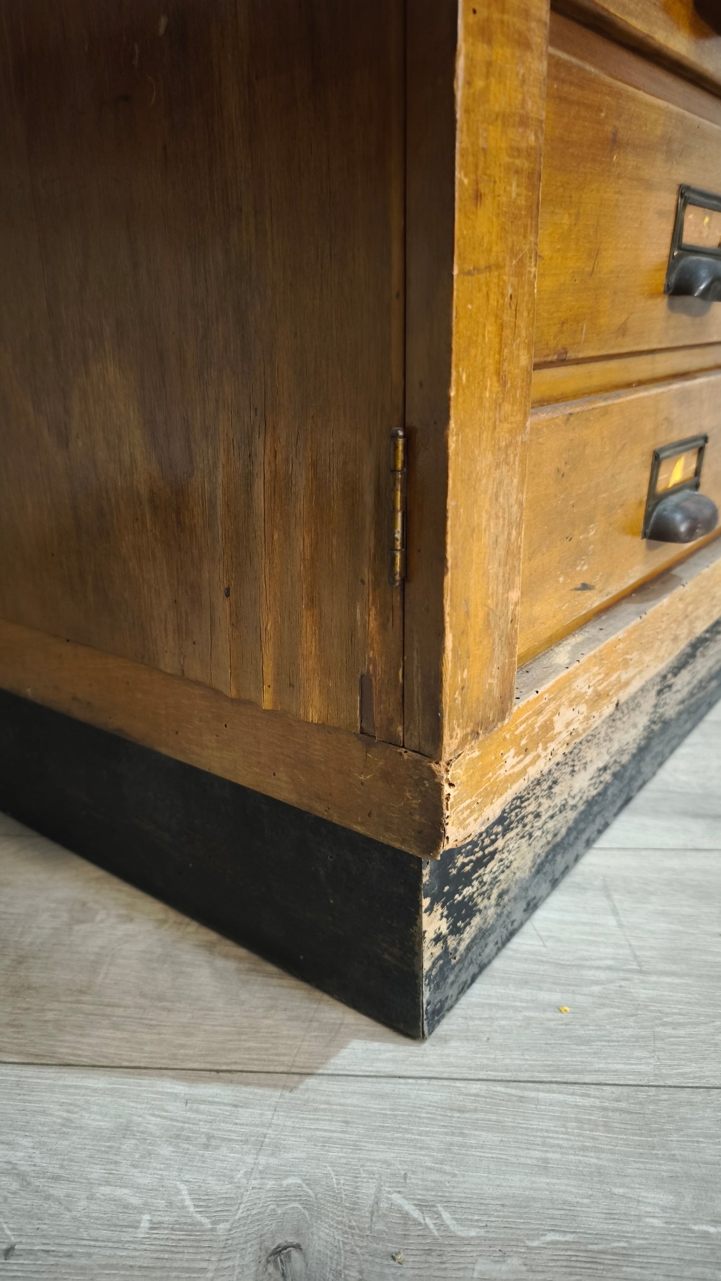 84845 Mobile archivio in legno massello