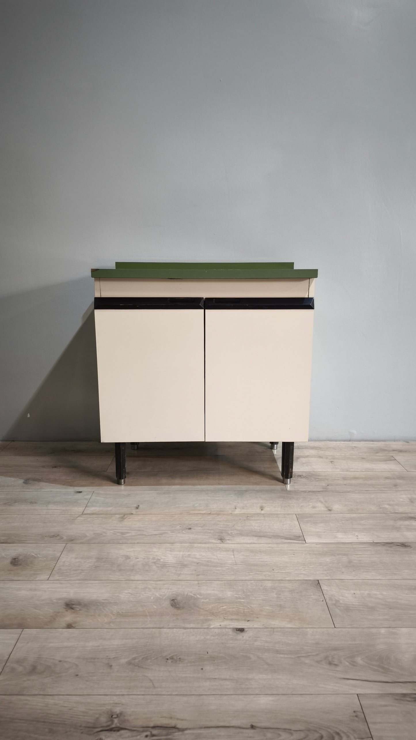 84850 Credenzina vintage due sportelli bianca e verde