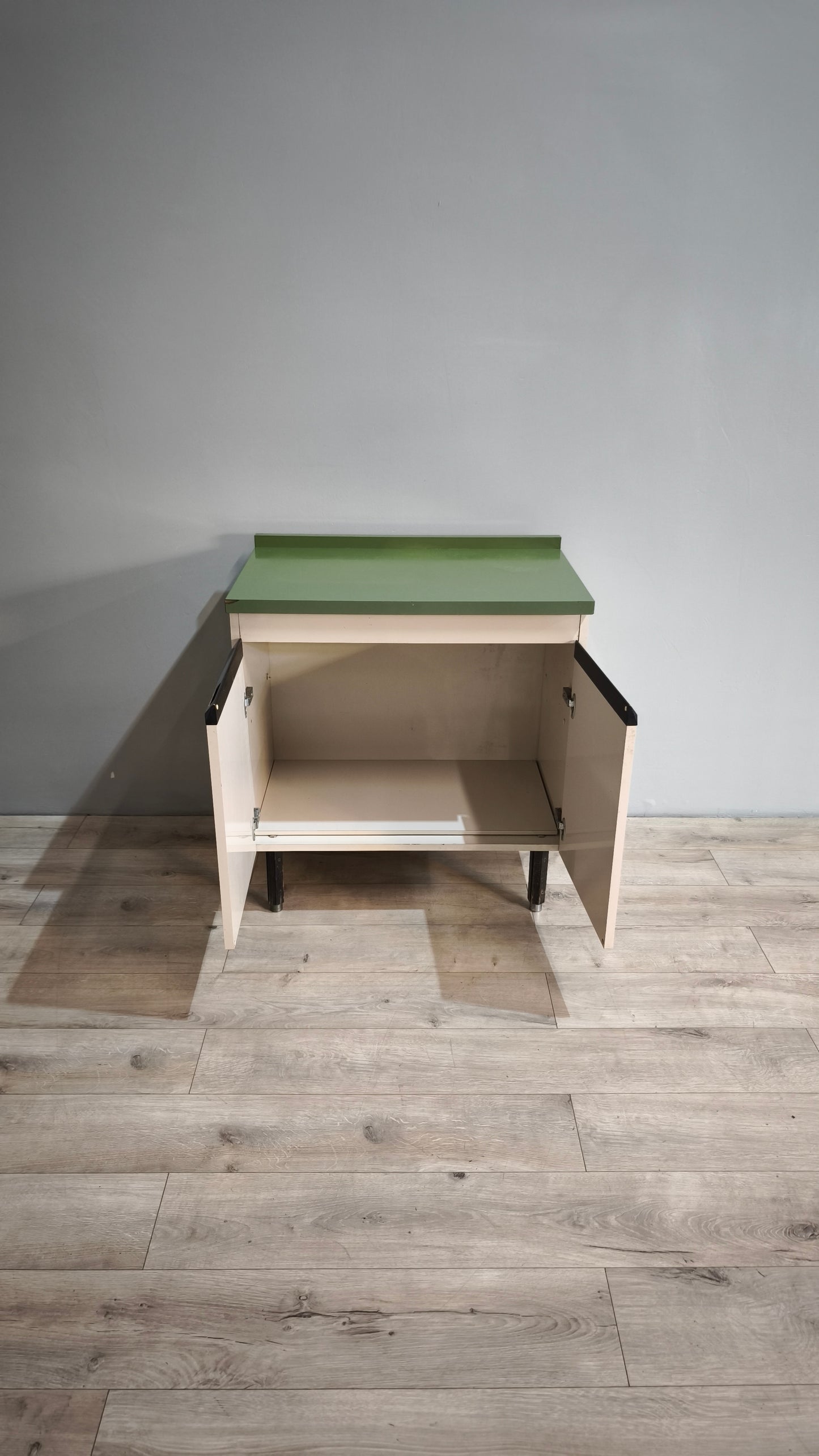 84850 Credenzina vintage due sportelli bianca e verde