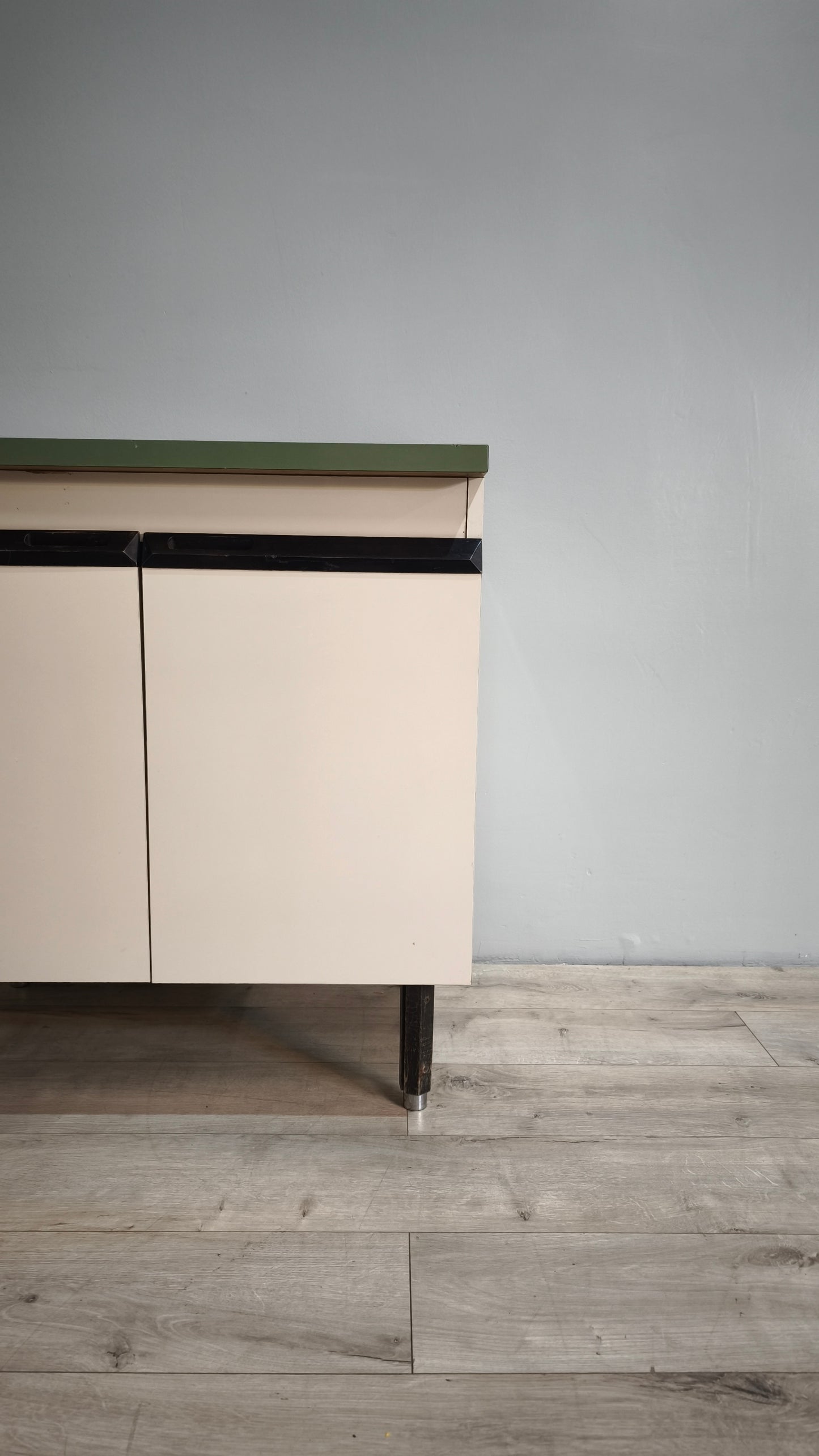 84850 Credenzina vintage due sportelli bianca e verde