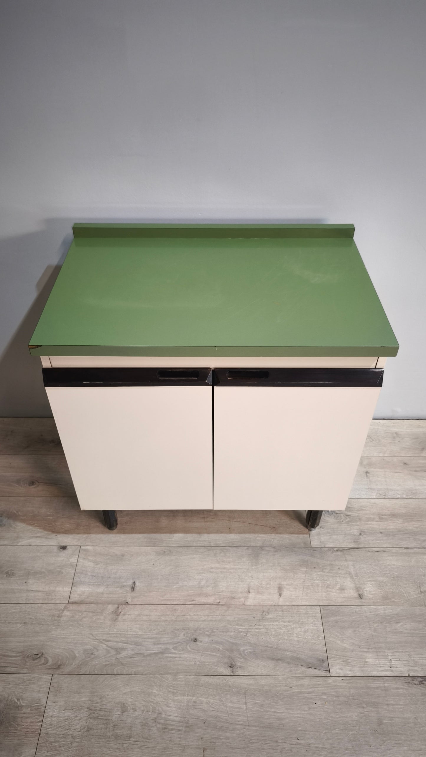 84850 Credenzina vintage due sportelli bianca e verde