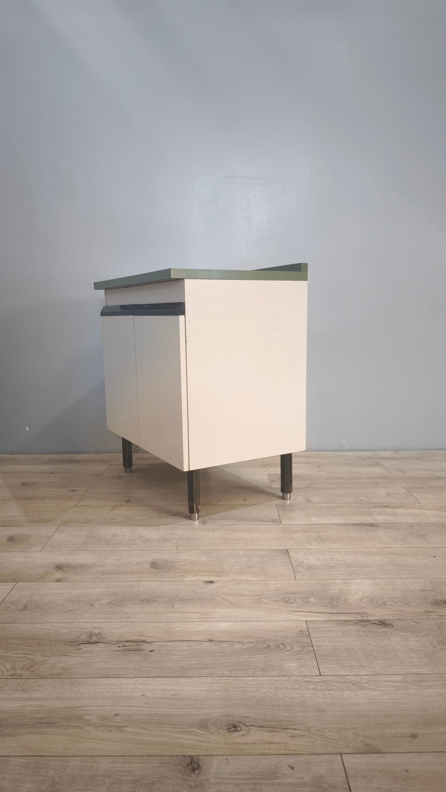 84850 Credenzina vintage due sportelli bianca e verde