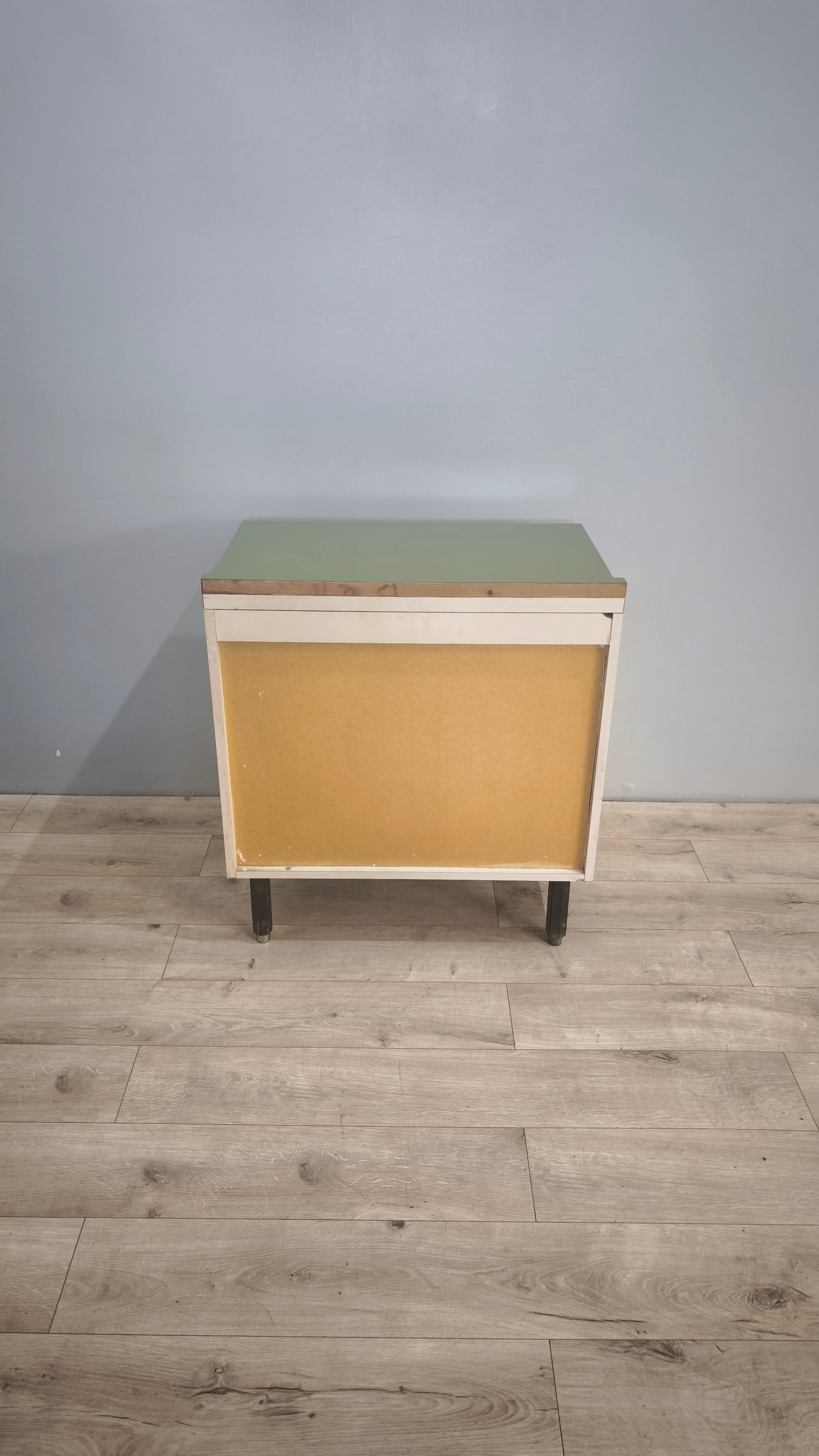 84850 Credenzina vintage due sportelli bianca e verde