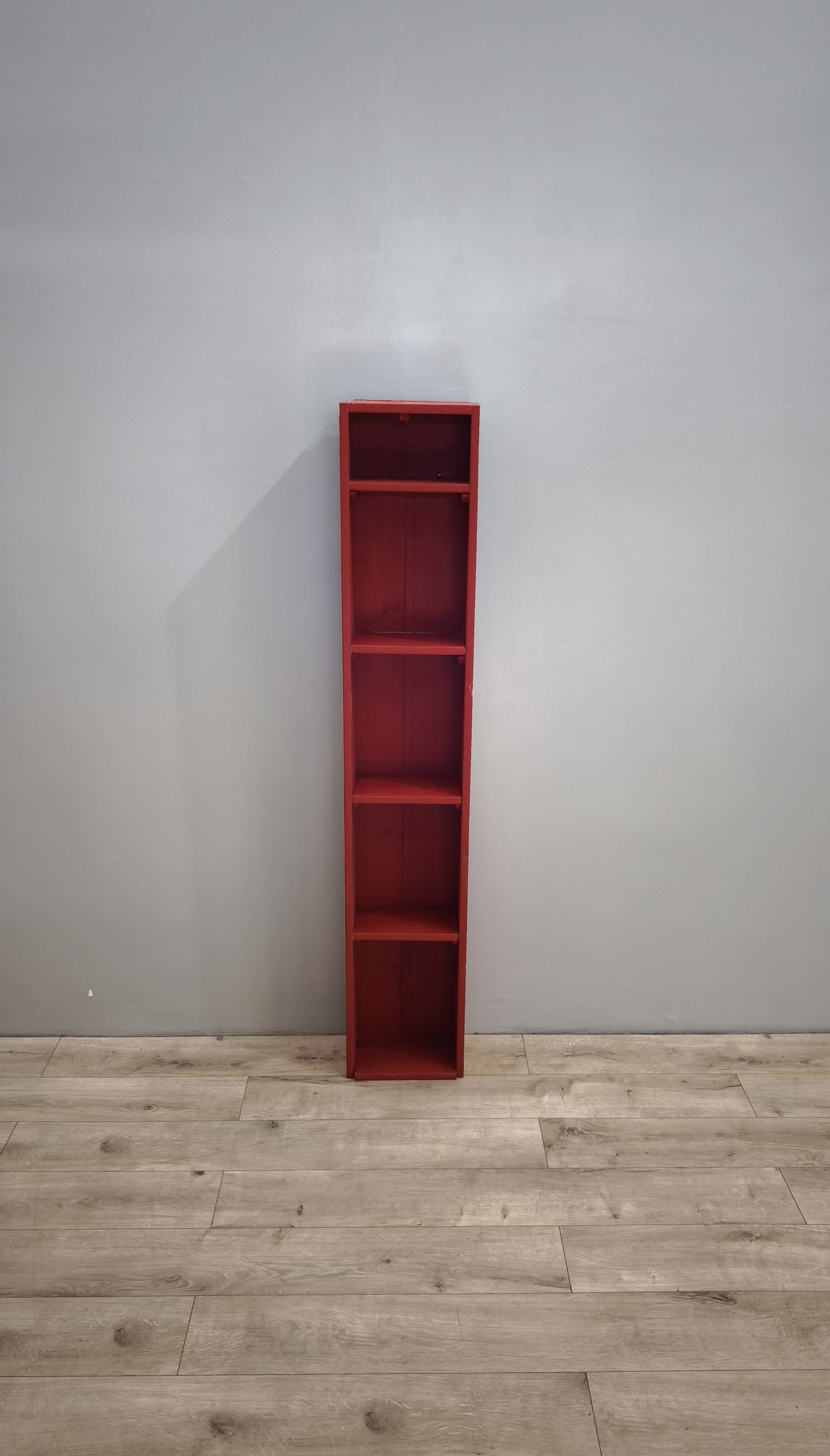 84988 Libreria a colonna in legno dipinta rossa
