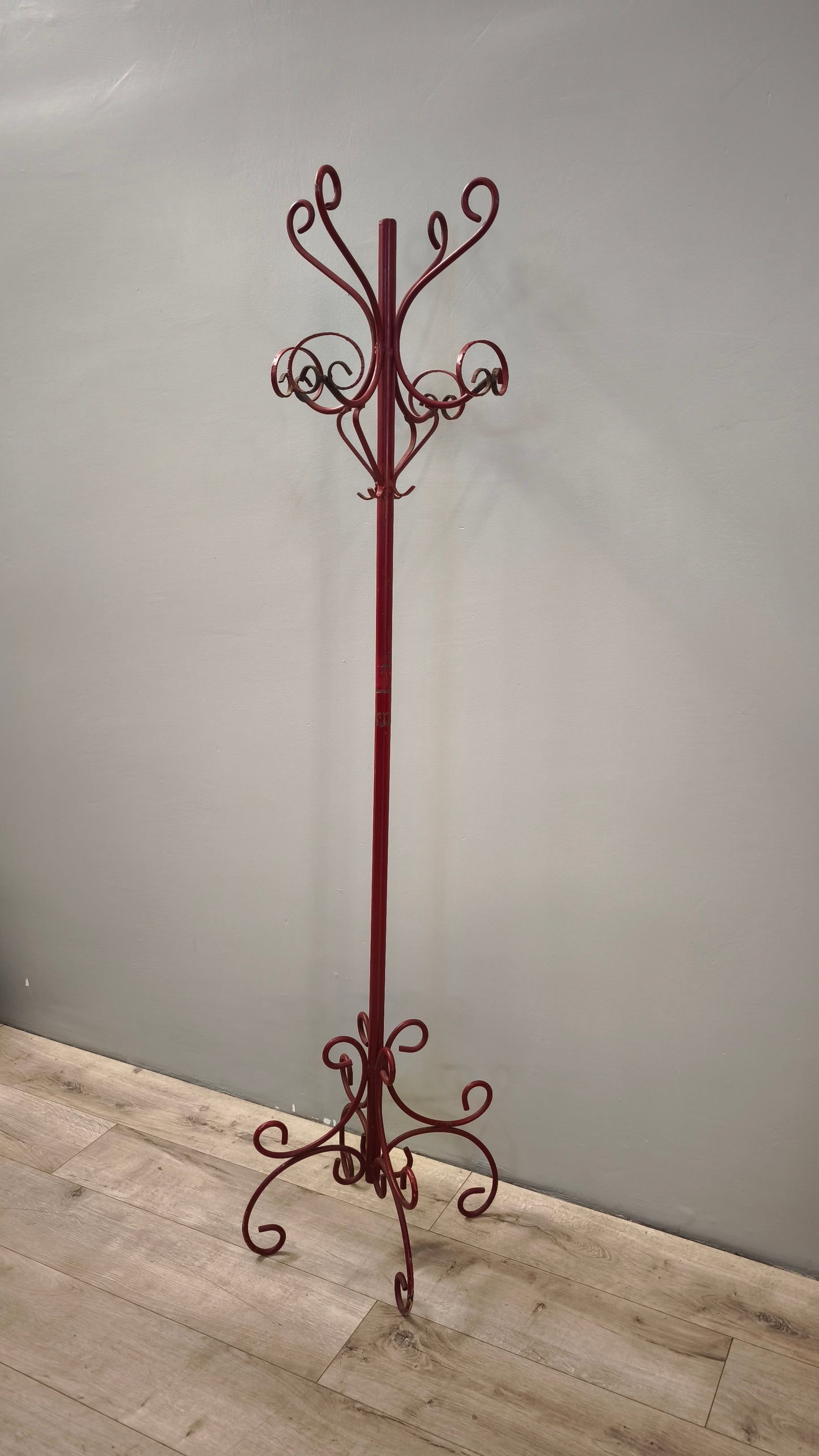 85082 Appendiabiti a piantana rosso in ferro