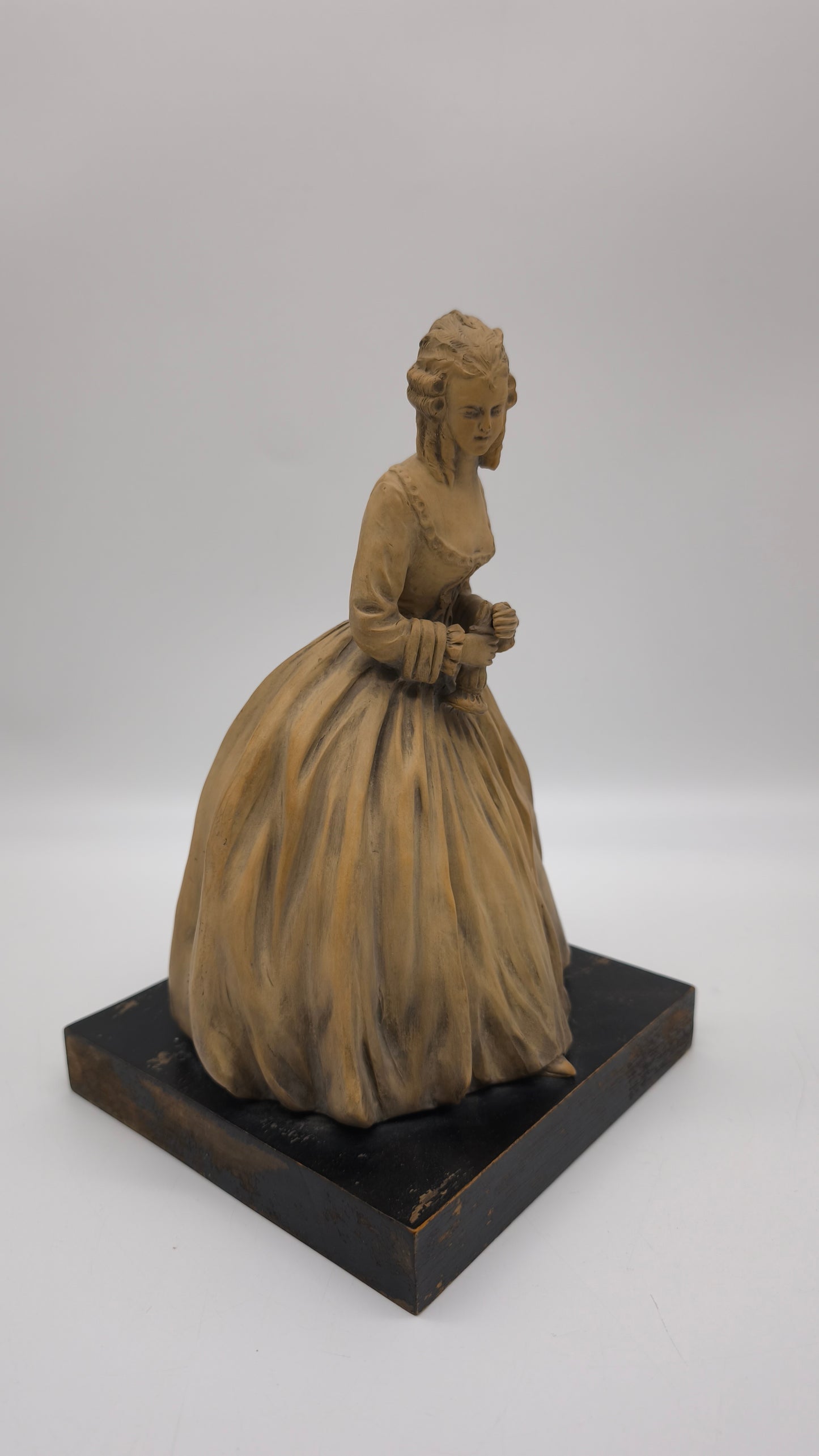 85230 Dama in ceramica su base in legno firmata Tornati