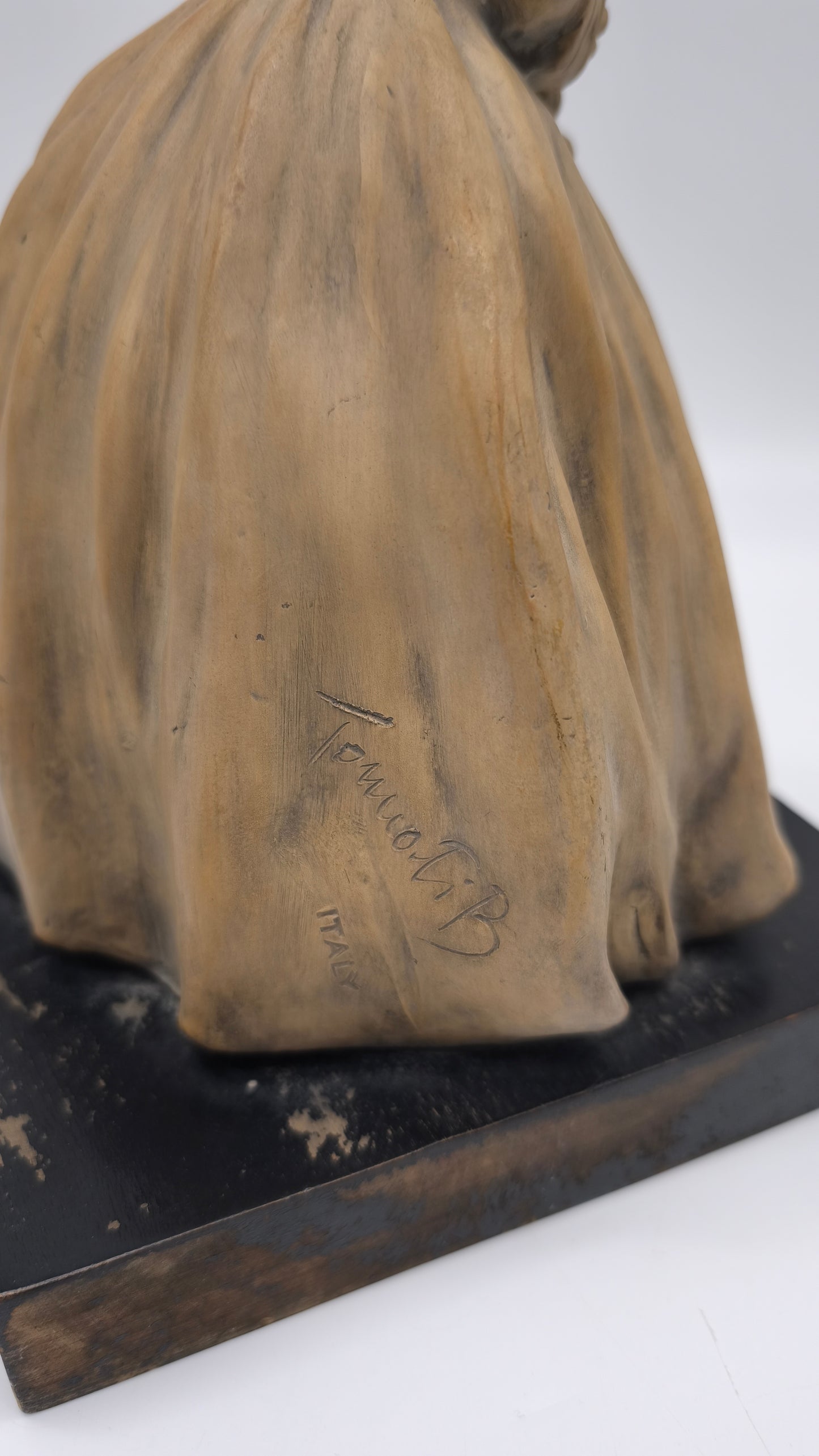 85230 Dama in ceramica su base in legno firmata Tornati