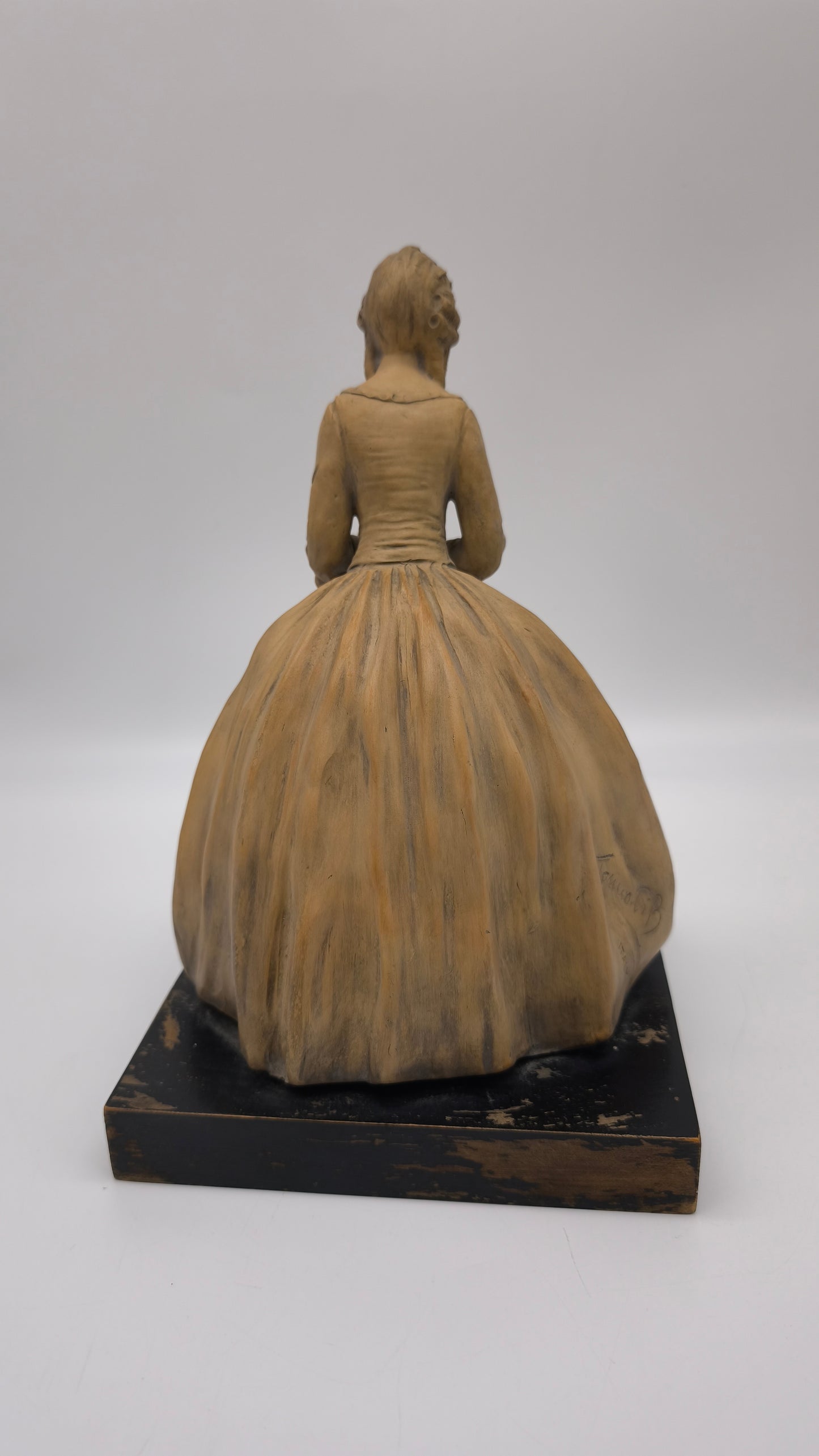 85230 Dama in ceramica su base in legno firmata Tornati