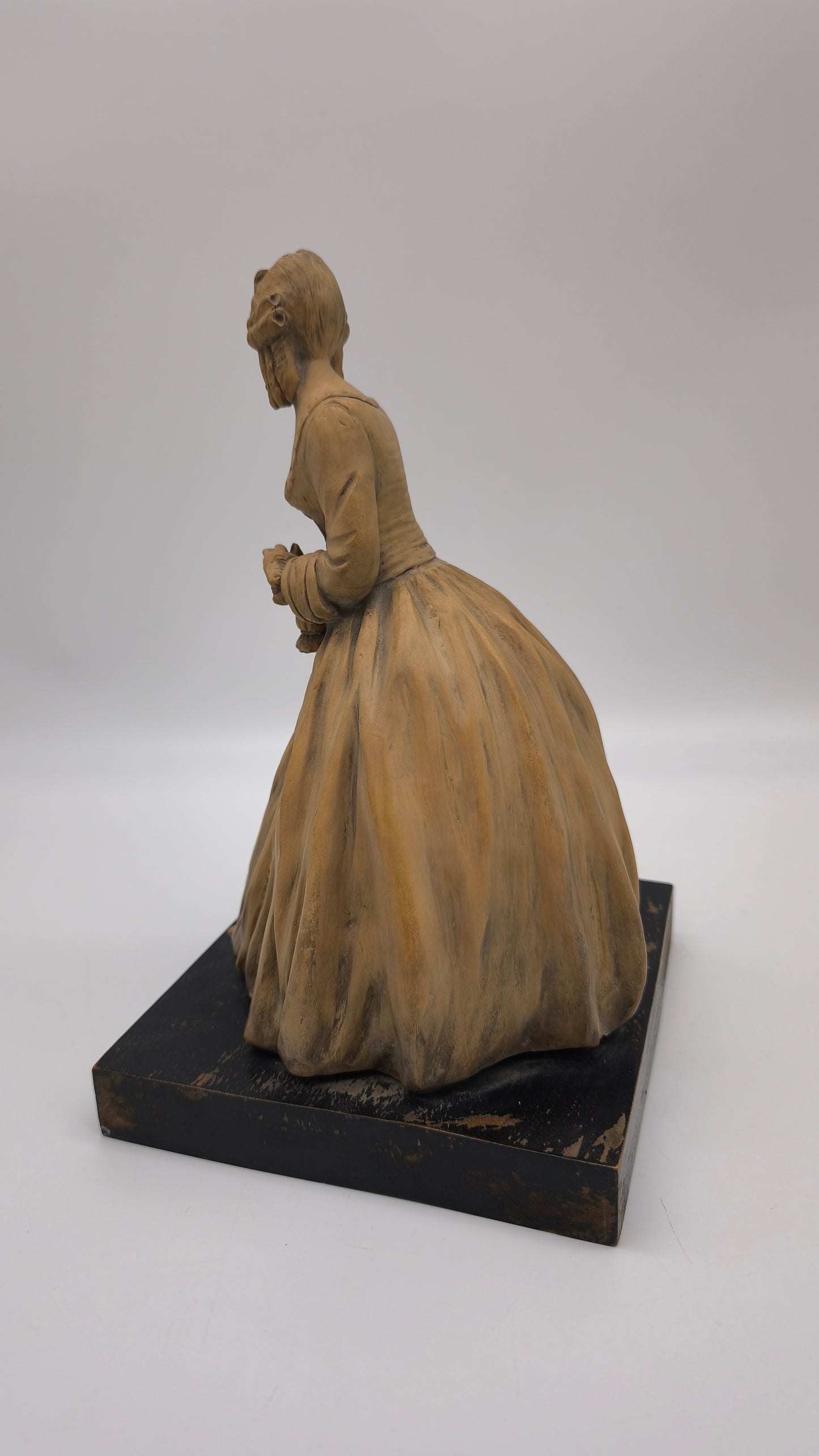 85230 Dama in ceramica su base in legno firmata Tornati