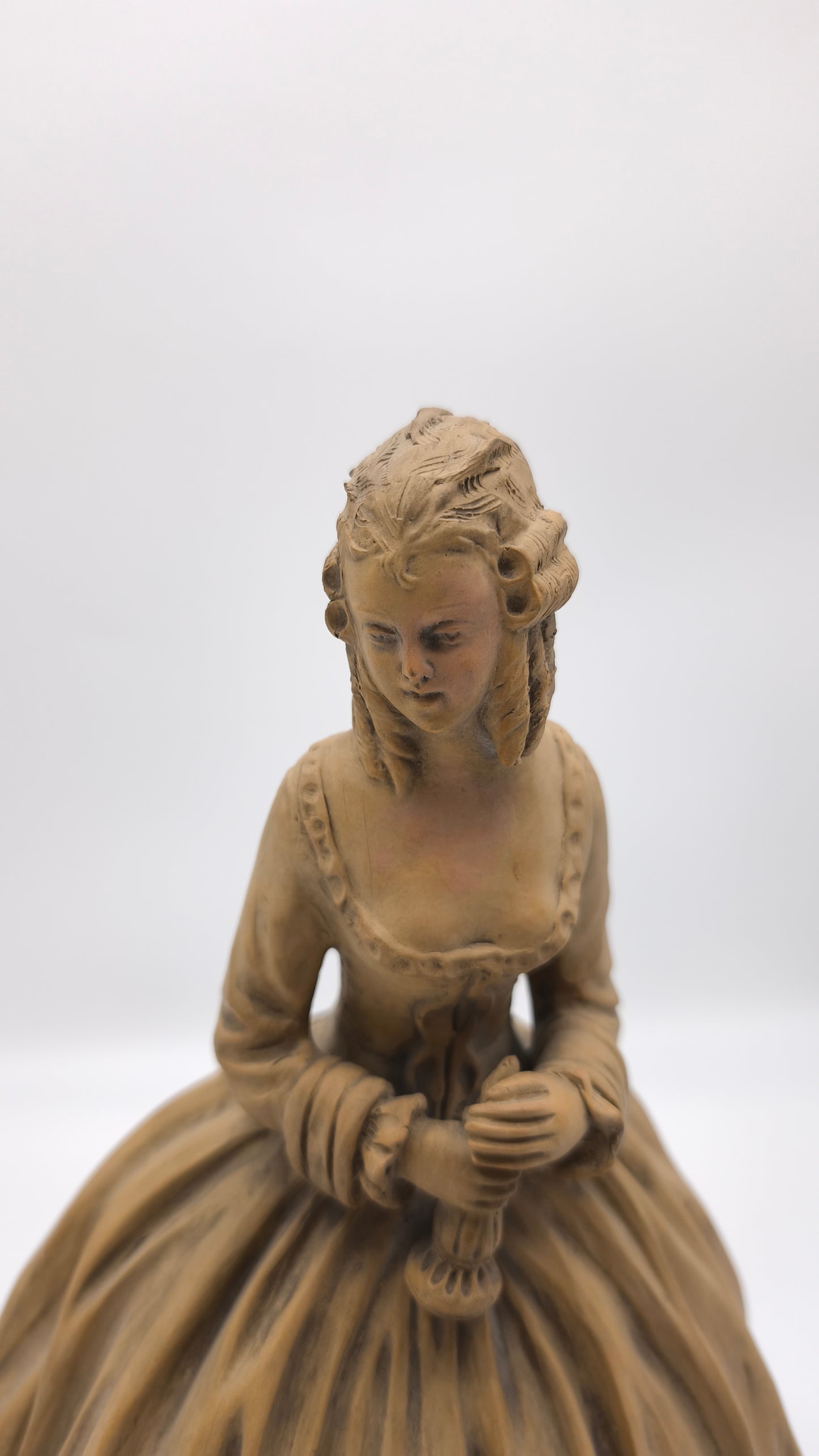 85230 Dama in ceramica su base in legno firmata Tornati