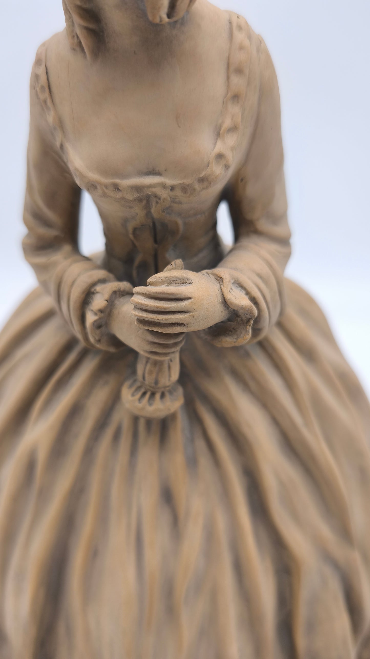 85230 Dama in ceramica su base in legno firmata Tornati