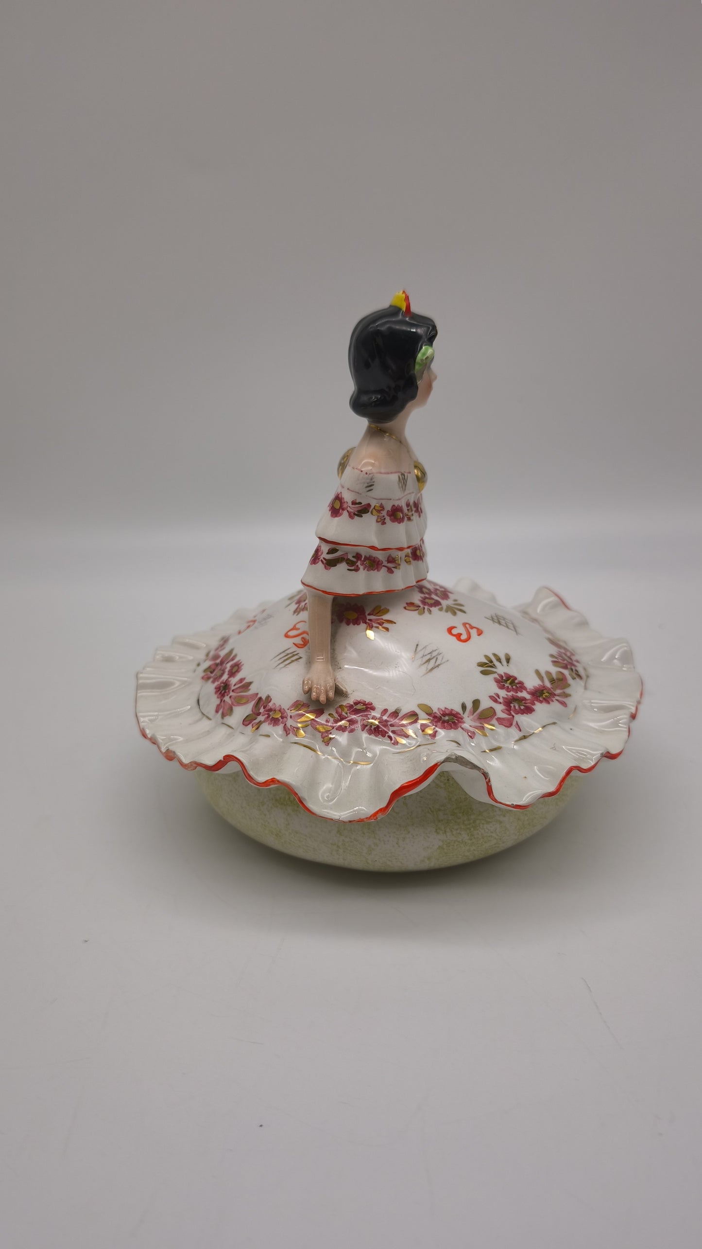 85231 Scatola in ceramica con statuina dama (rossa), G. Girardi, anni '50