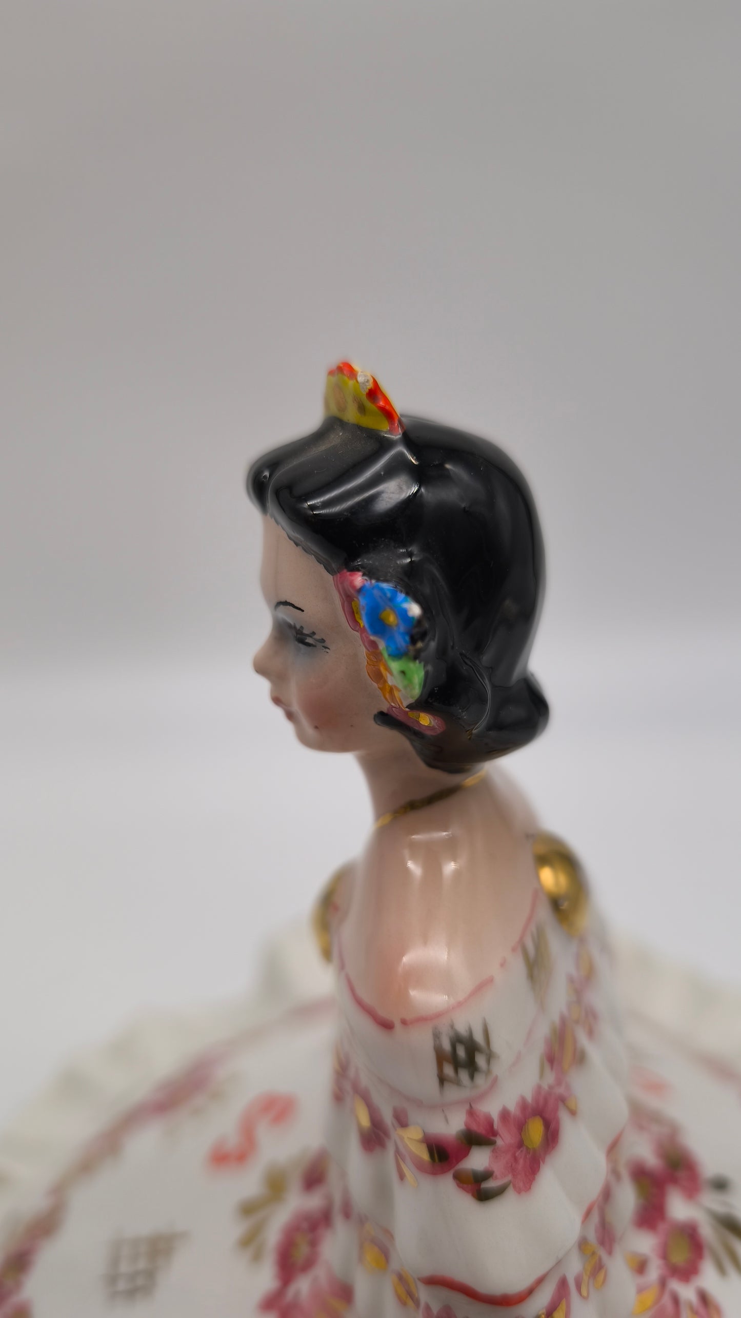 85231 Scatola in ceramica con statuina dama (rossa), G. Girardi, anni '50