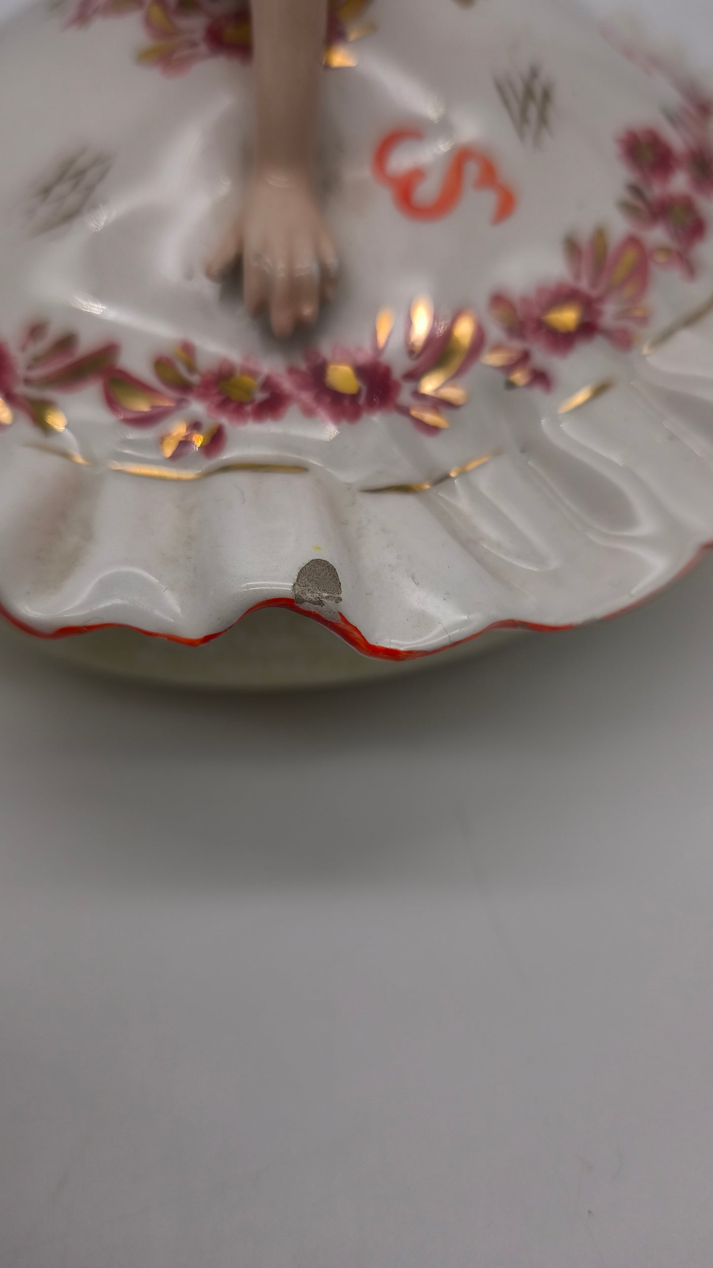 85231 Scatola in ceramica con statuina dama (rossa), G. Girardi, anni '50