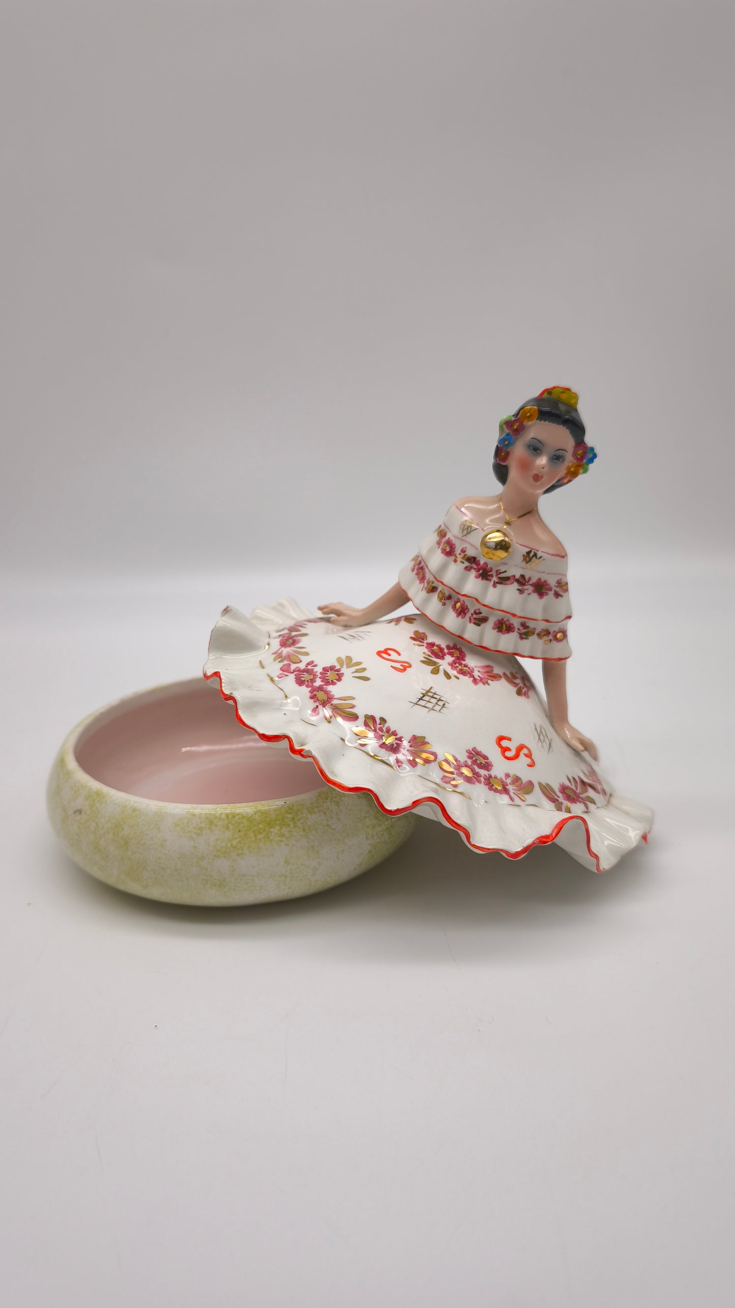 85231 Scatola in ceramica con statuina dama (rossa), G. Girardi, anni '50