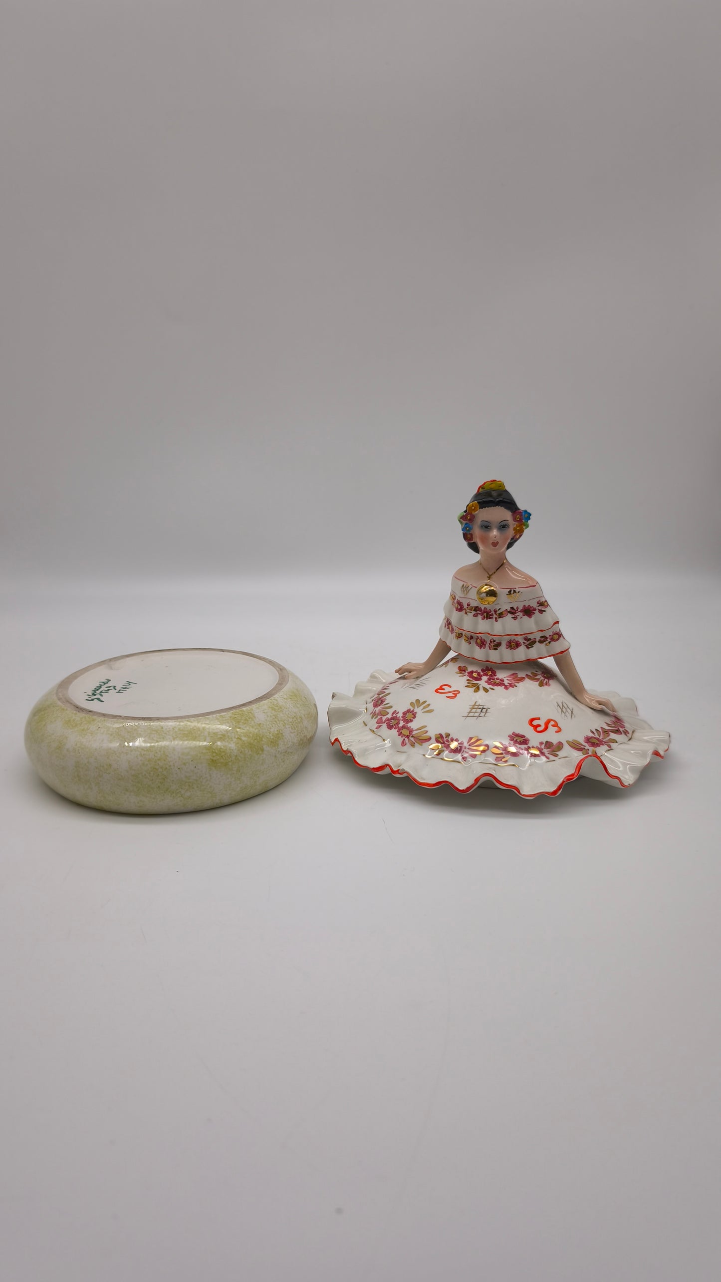 85231 Scatola in ceramica con statuina dama (rossa), G. Girardi, anni '50