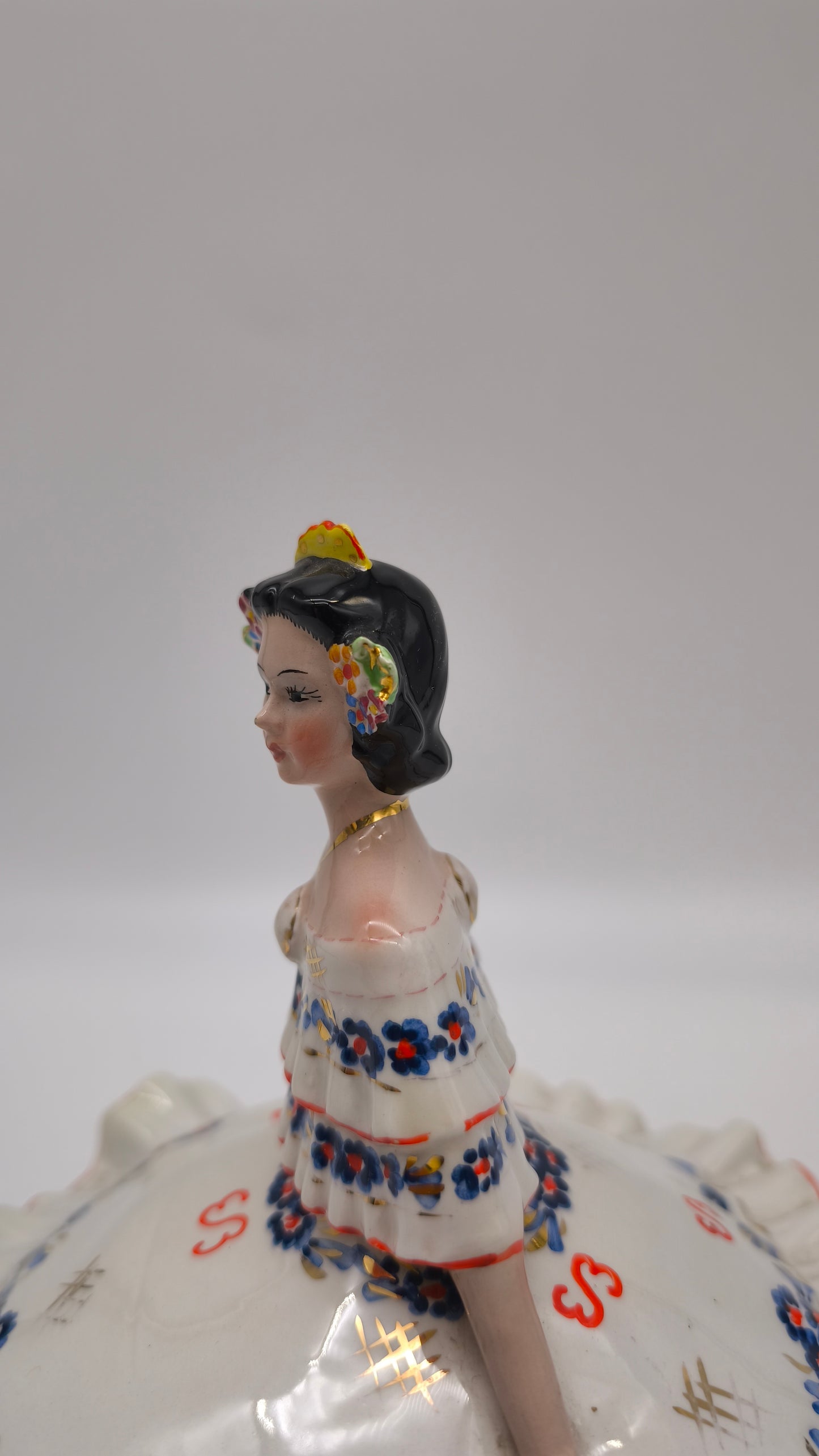 85231 Scatola in ceramica con statuina dama (blu), G. Girardi, anni '50