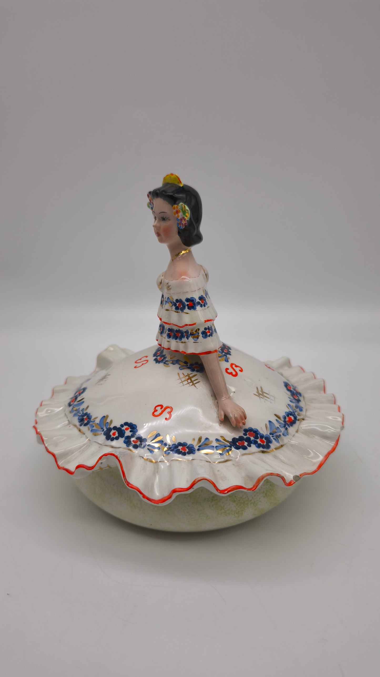 85231 Scatola in ceramica con statuina dama (blu), G. Girardi, anni '50