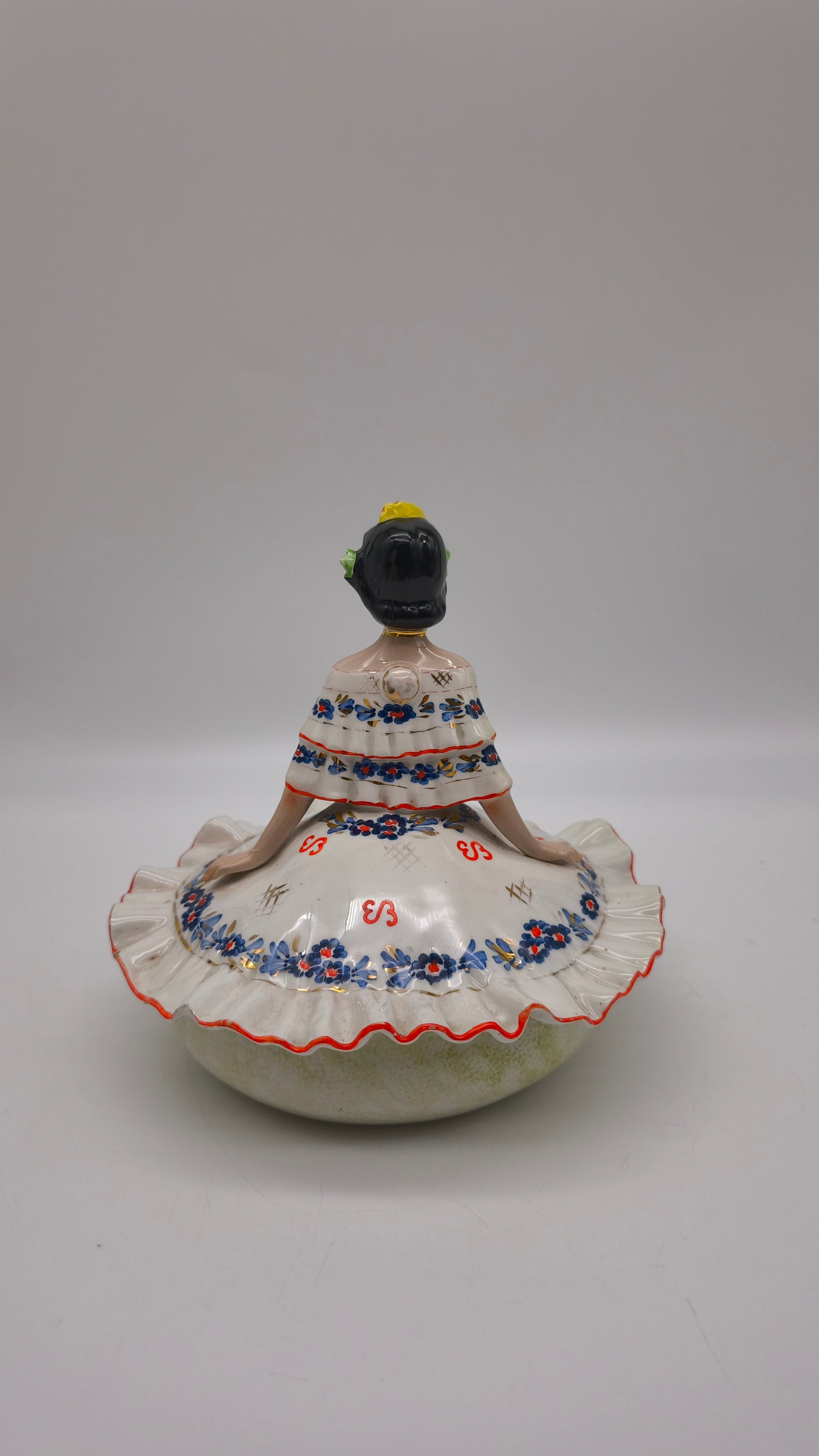 85231 Scatola in ceramica con statuina dama (blu), G. Girardi, anni '50