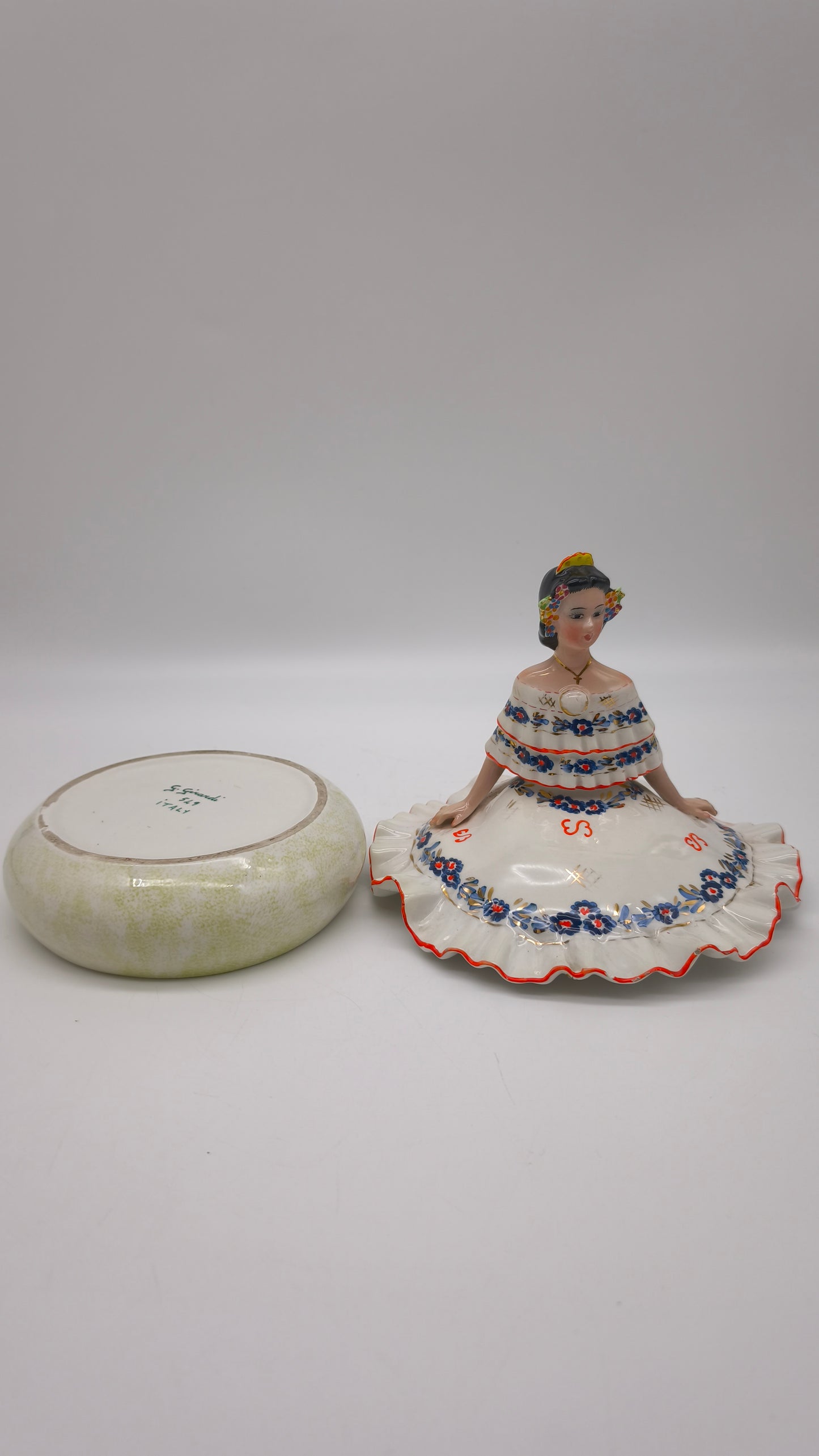 85231 Scatola in ceramica con statuina dama (blu), G. Girardi, anni '50