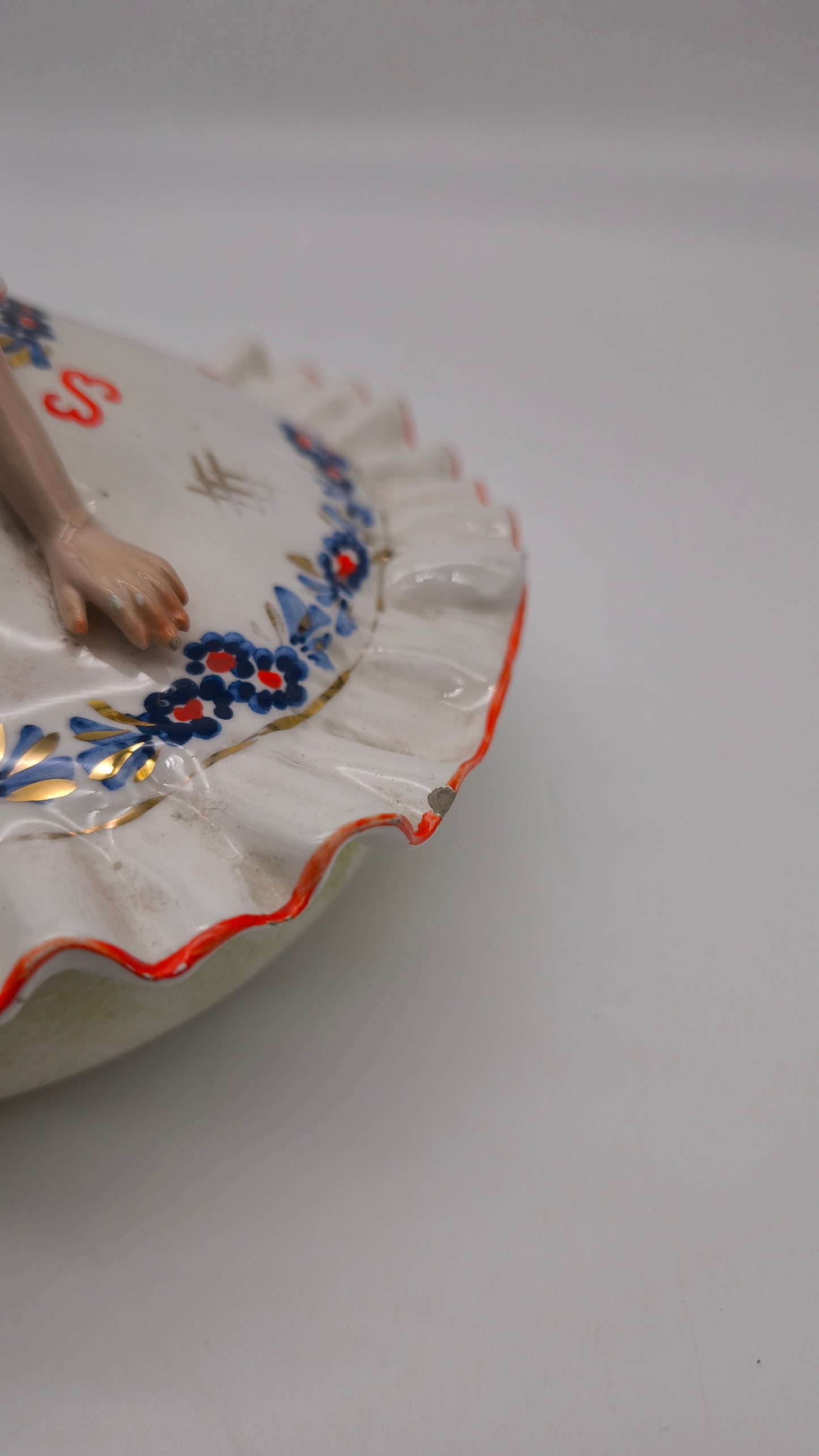 85231 Scatola in ceramica con statuina dama (blu), G. Girardi, anni '50