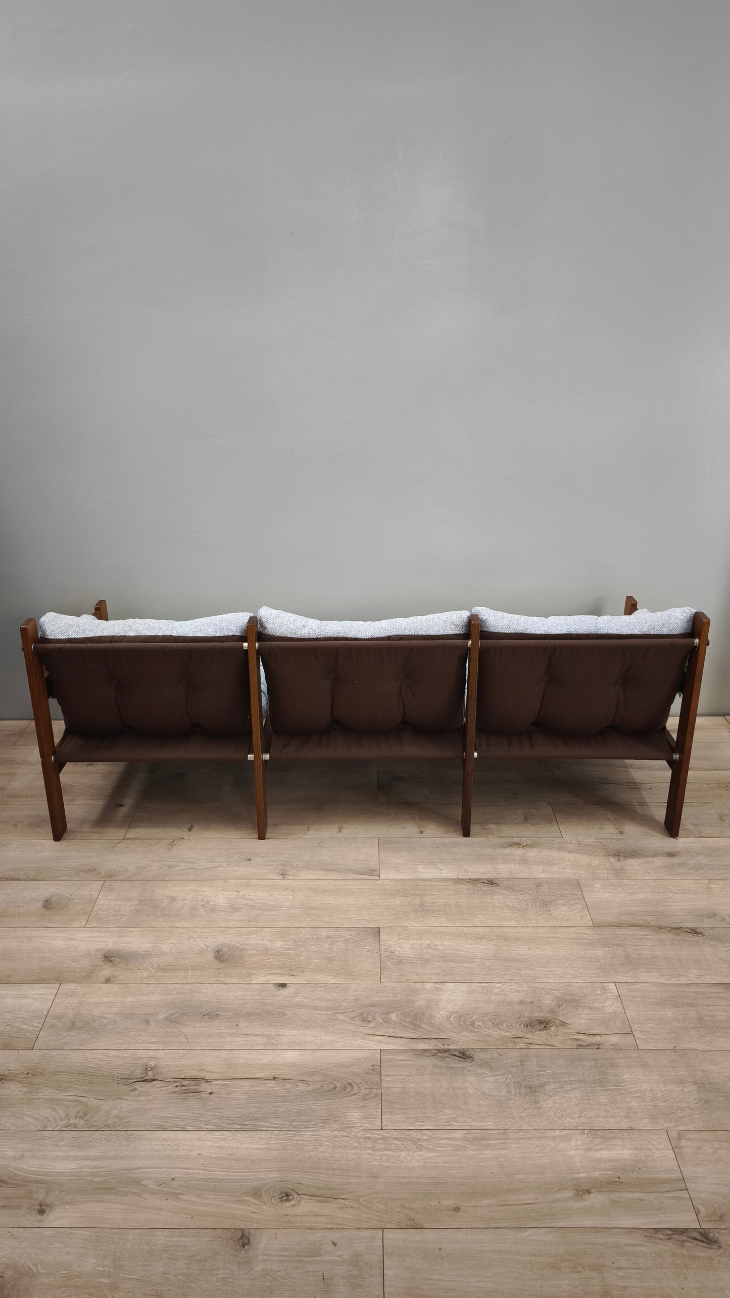 86014 Divano stile nordico in legno e tessuto