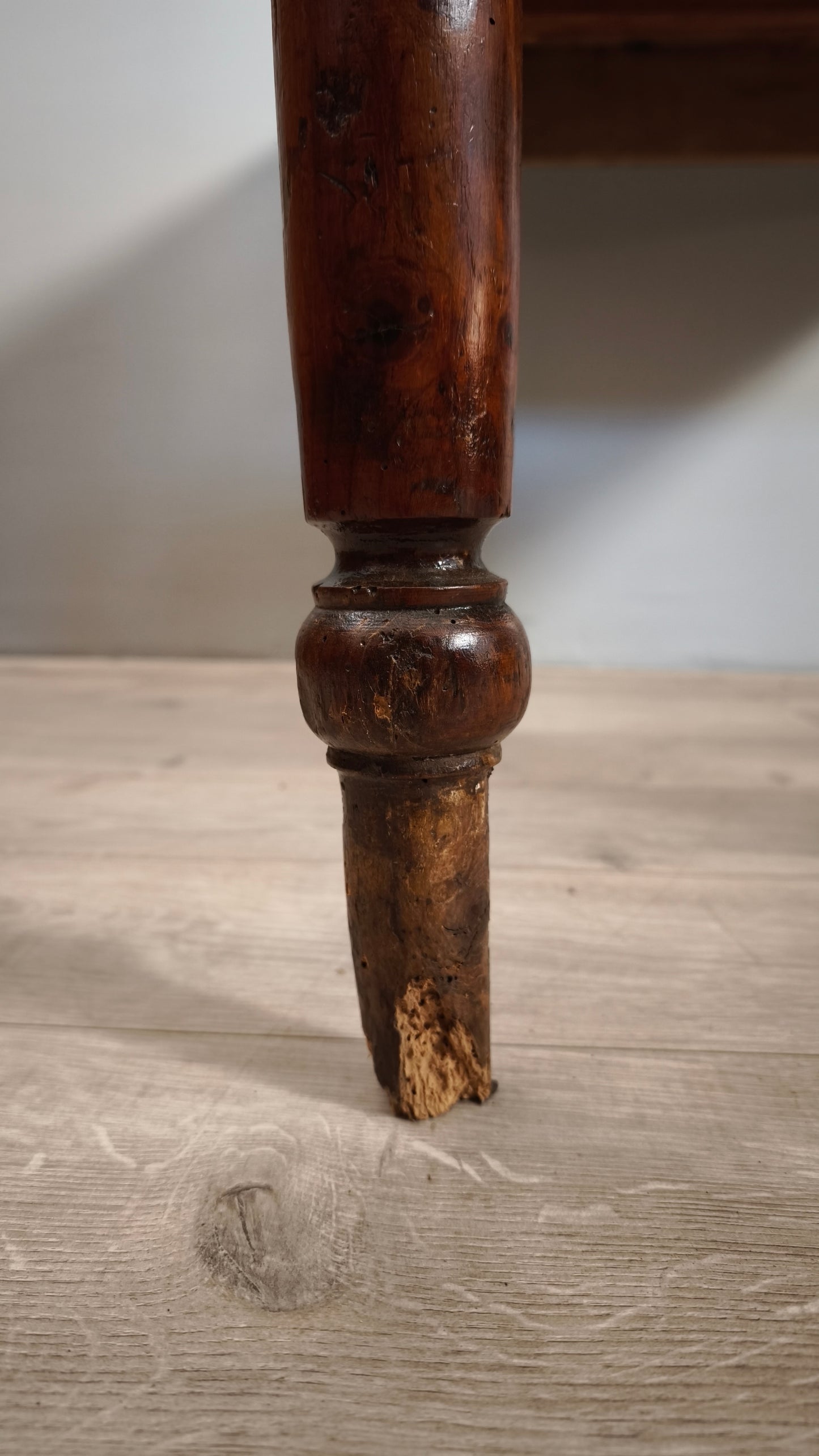 86839 Tavolo rustico in legno con un cassetto frontale