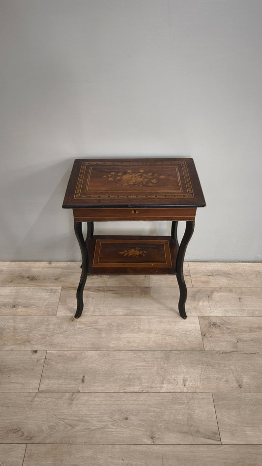 87061 Mobiletto in legno intarsiato con scomparto porta cucito