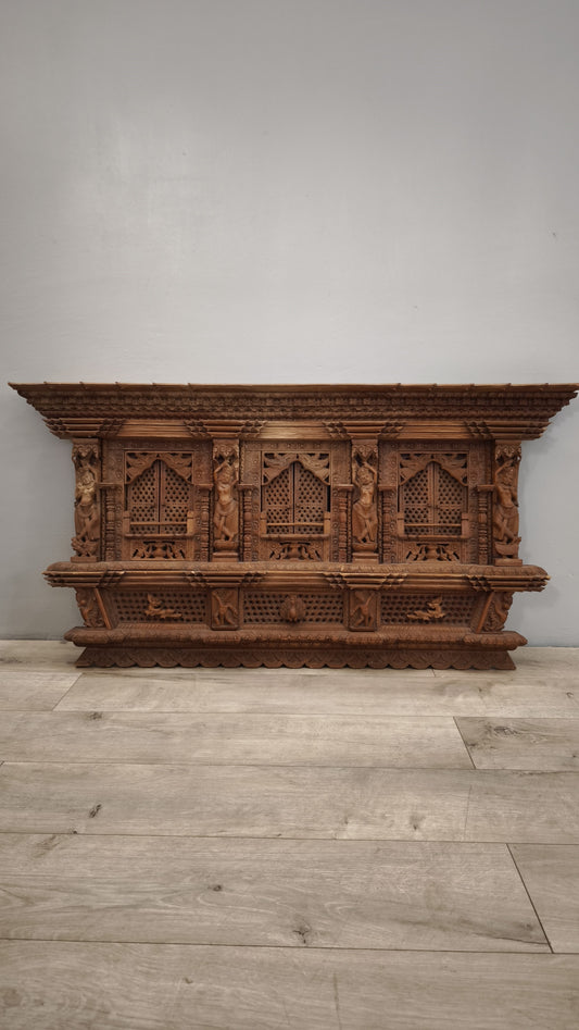 86808 Pannello in legno intagliato con decorazione orientale