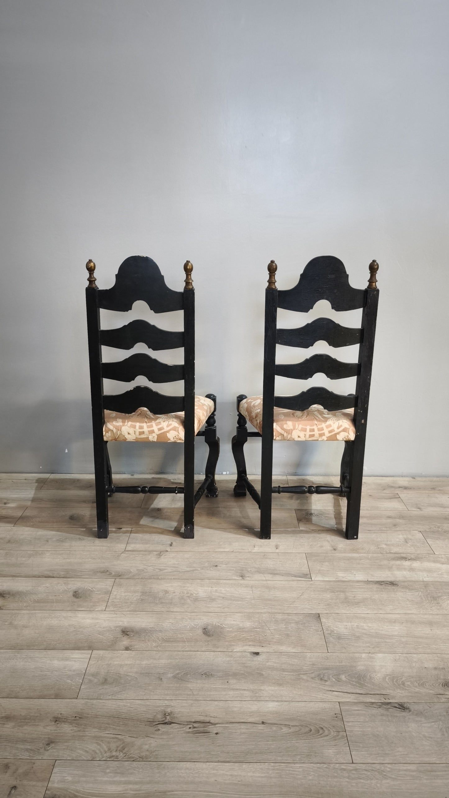 87417-2 Sedia in legno intagliato con seduta imbottita