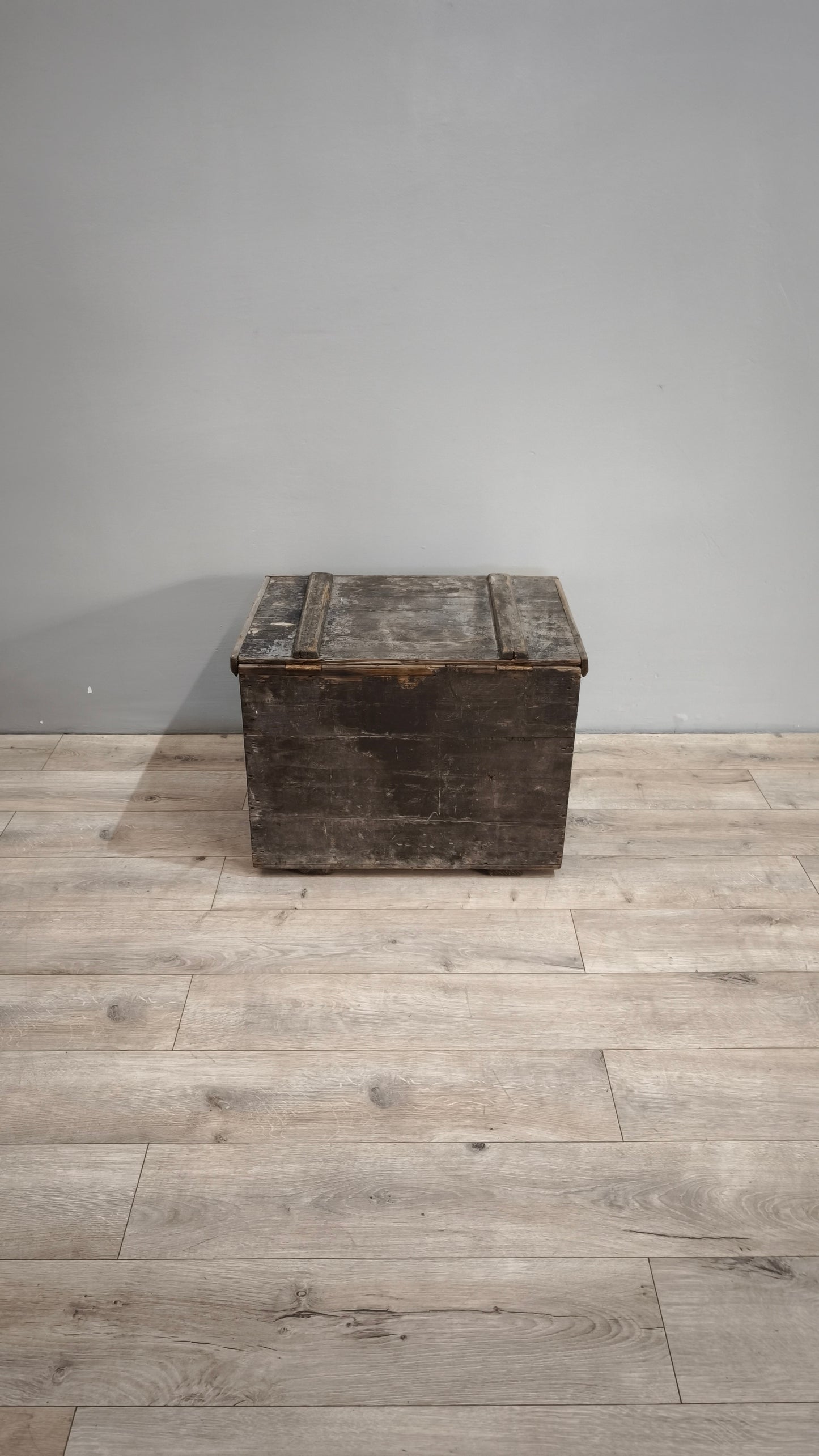 87439 Baule rustico in legno