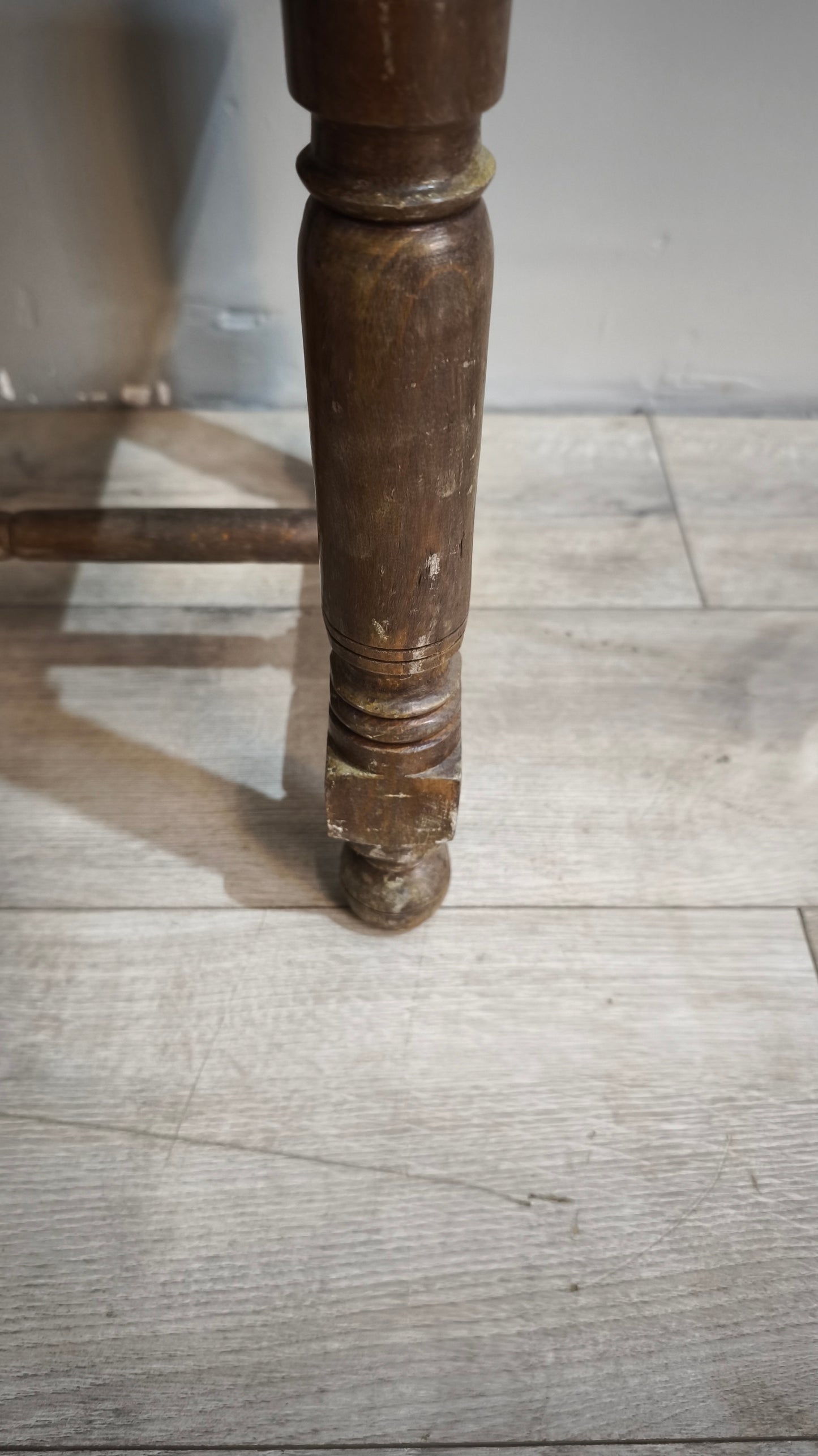 87443 Panchetto in legno con gambe tornite