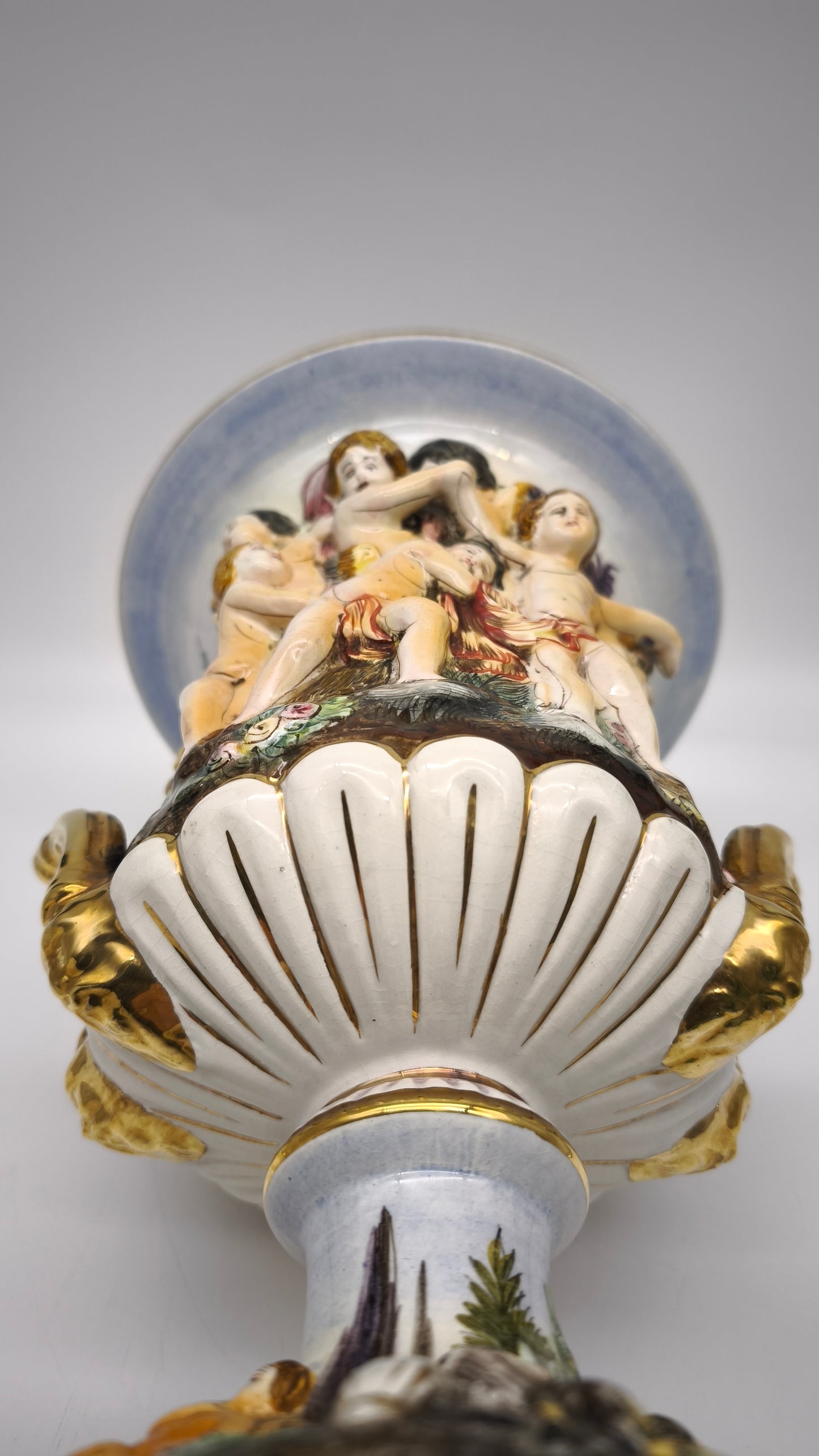 87661 Vaso in ceramica di Capodimonte con manici dorati
