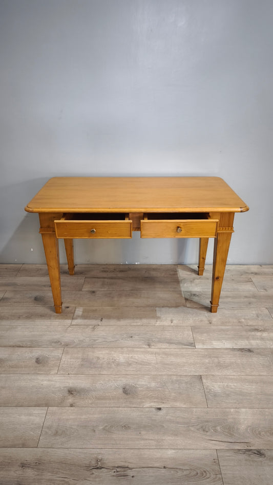 87921 Tavolo in legno massello di pino con doppio cassetto frontale