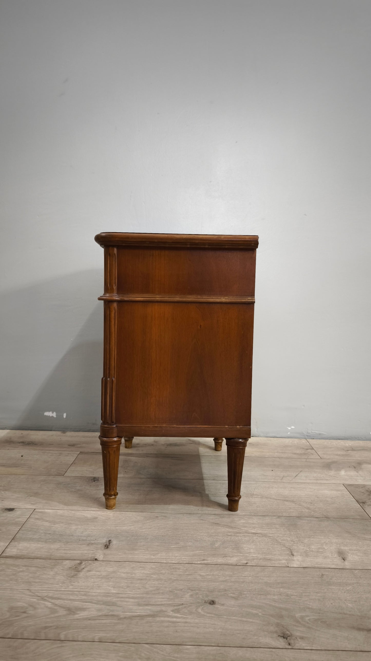 88255 Comodino in legno a 3 cassetti con alzatina